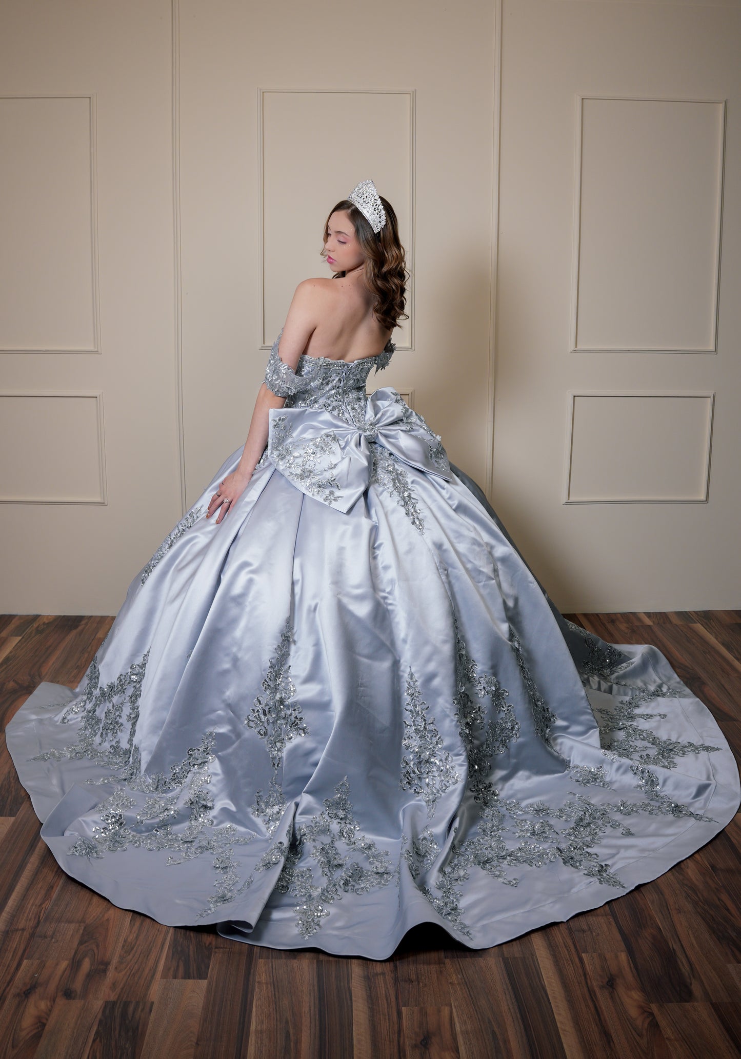 Vestido de XV Años Gris Satin Bordado de Flores con Moño
