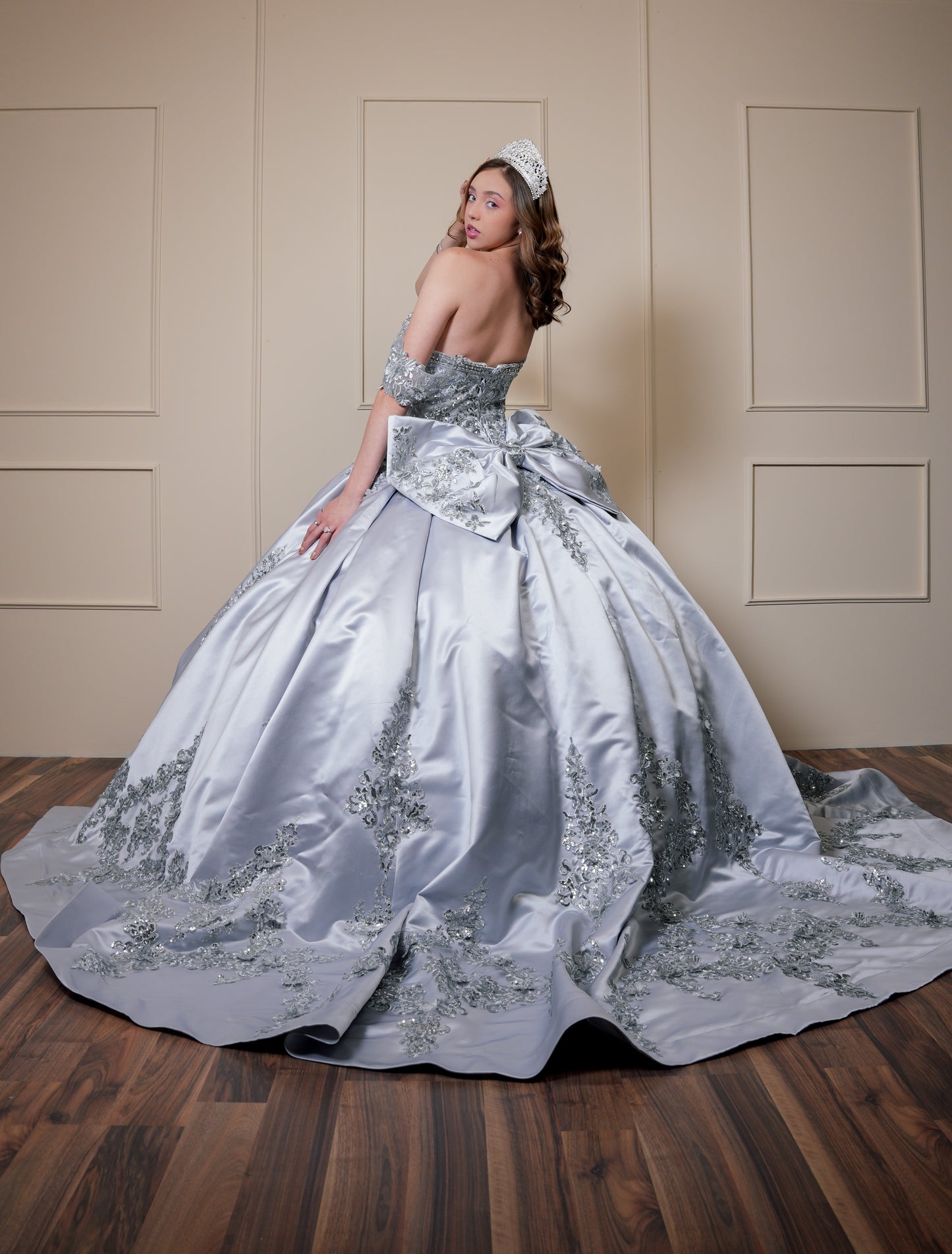 Vestido de XV Años Gris Satin Bordado de Flores con Moño