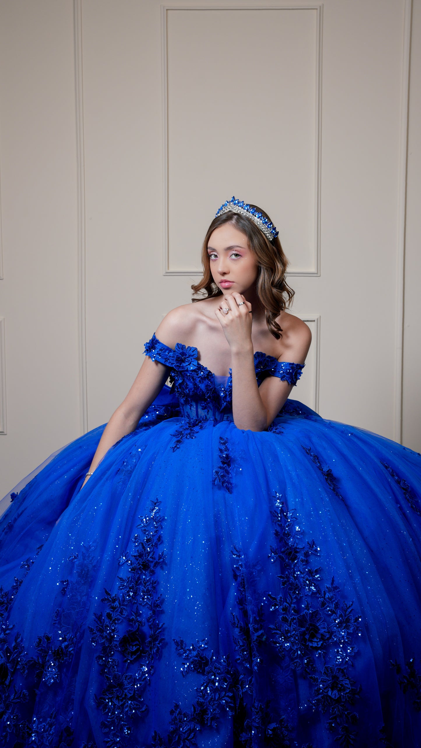 Vestido de XV Años Azul Rey Bordado de Flores con Moño