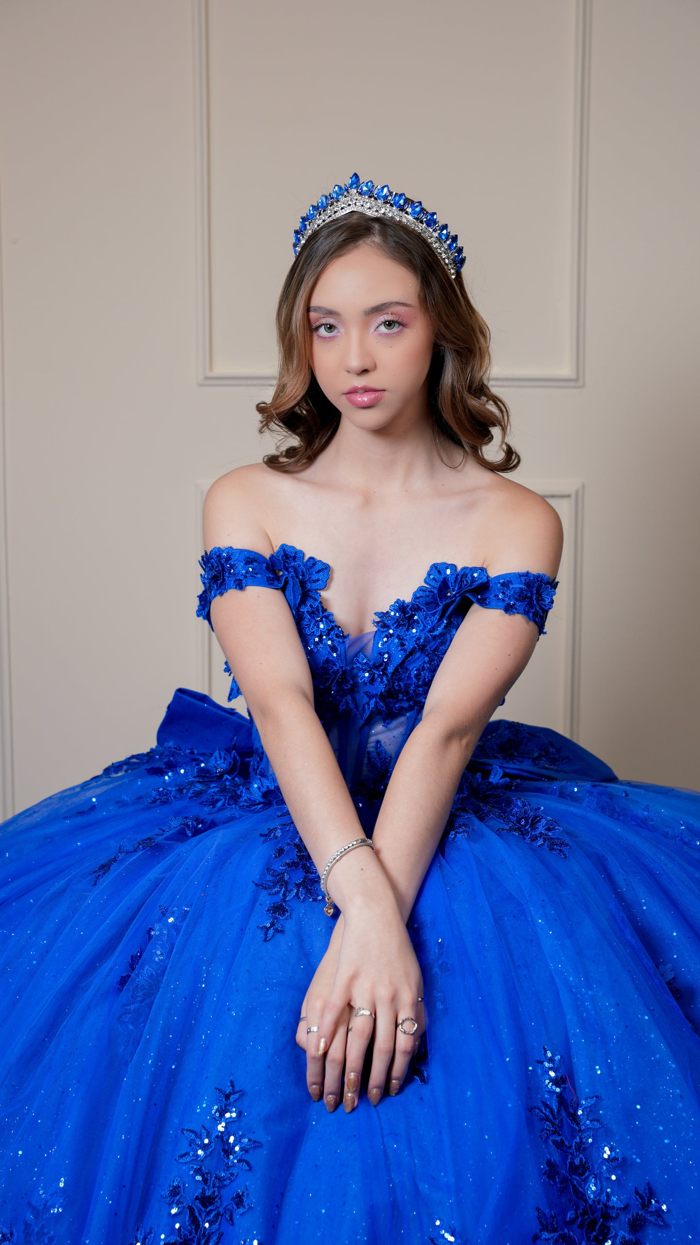 Vestido de XV Años Azul Rey Bordado de Flores con Moño
