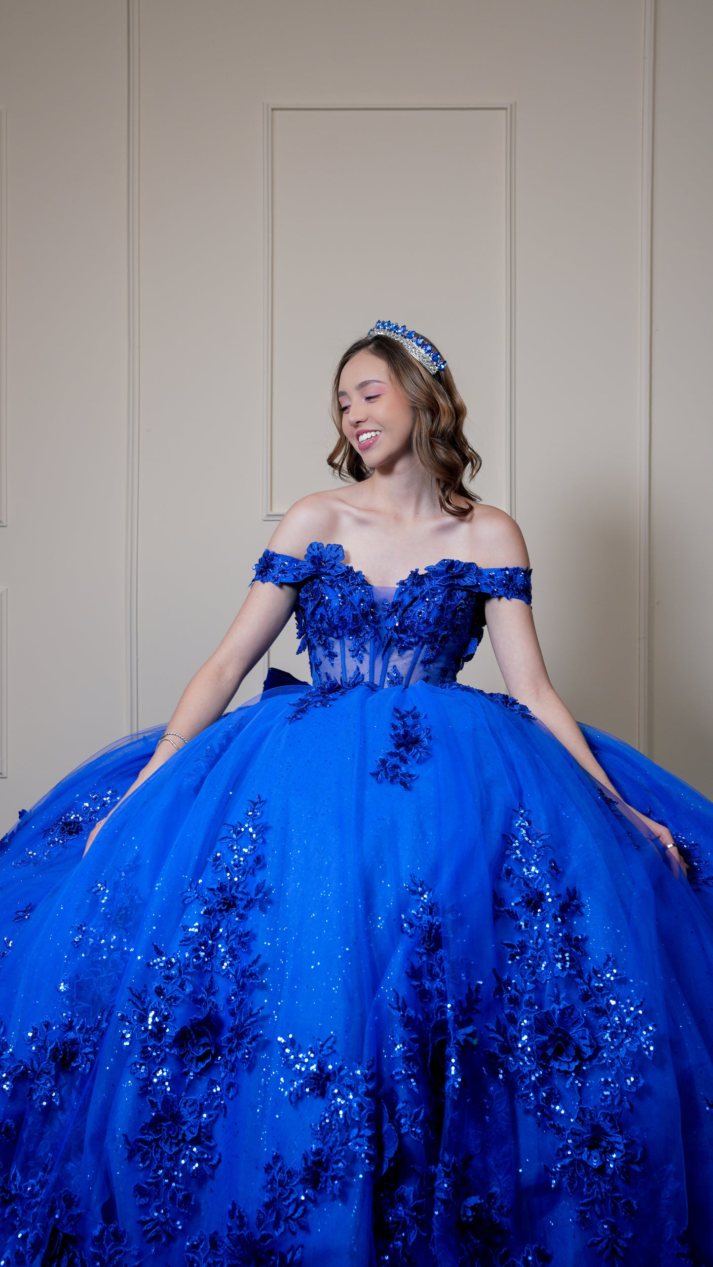 Vestido de XV Años Azul Rey Bordado de Flores con Moño