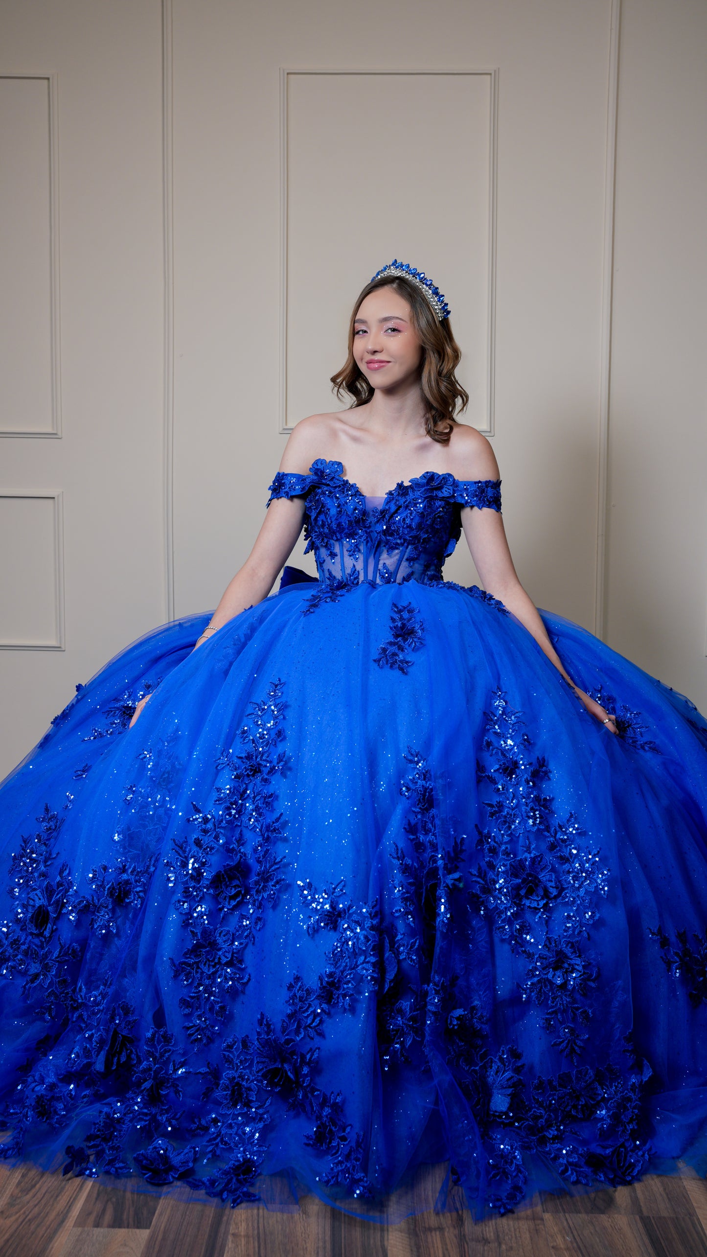 Vestido de XV Años Azul Rey Bordado de Flores con Moño