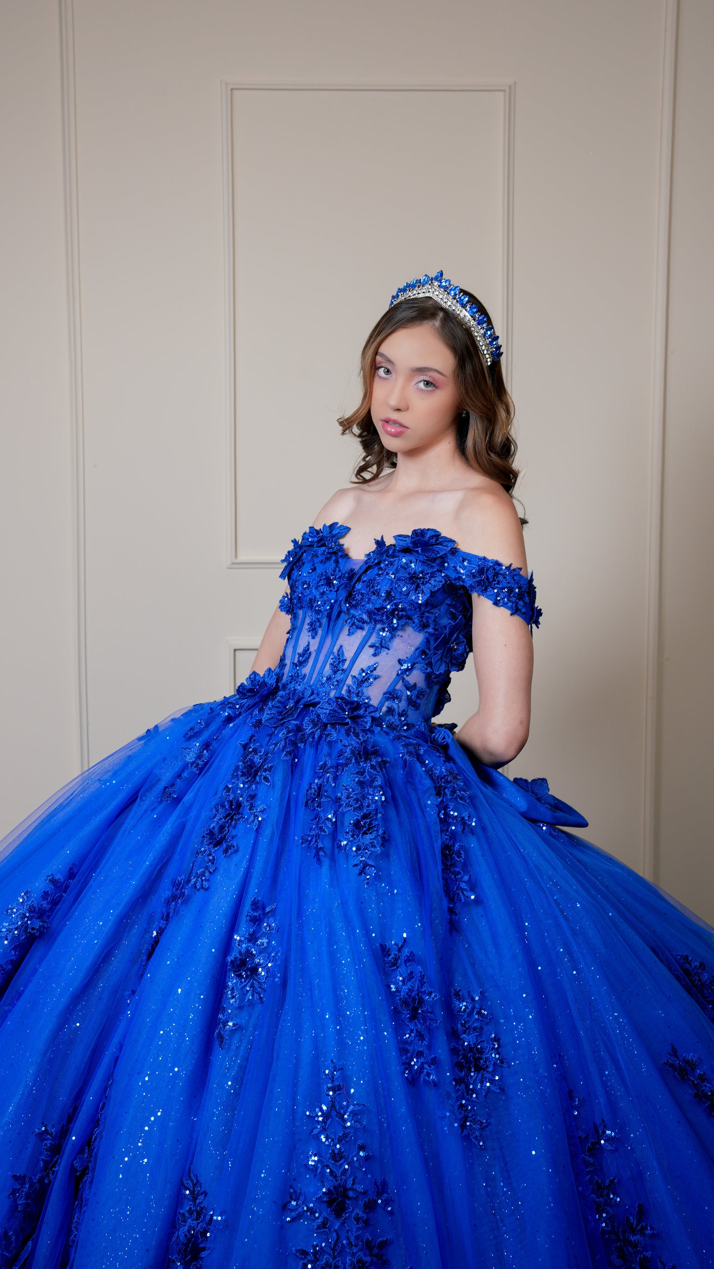 Vestido de XV Años Azul Rey Bordado de Flores con Moño