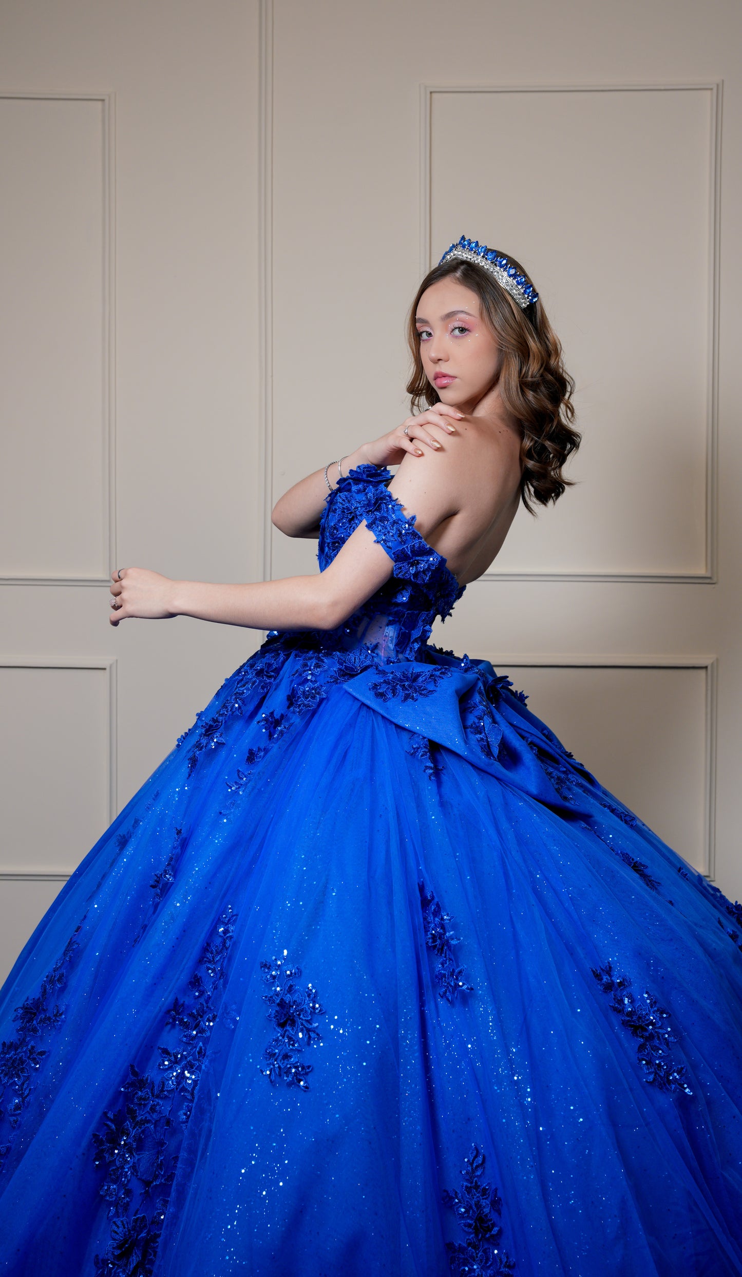 Vestido de XV Años Azul Rey Bordado de Flores con Moño