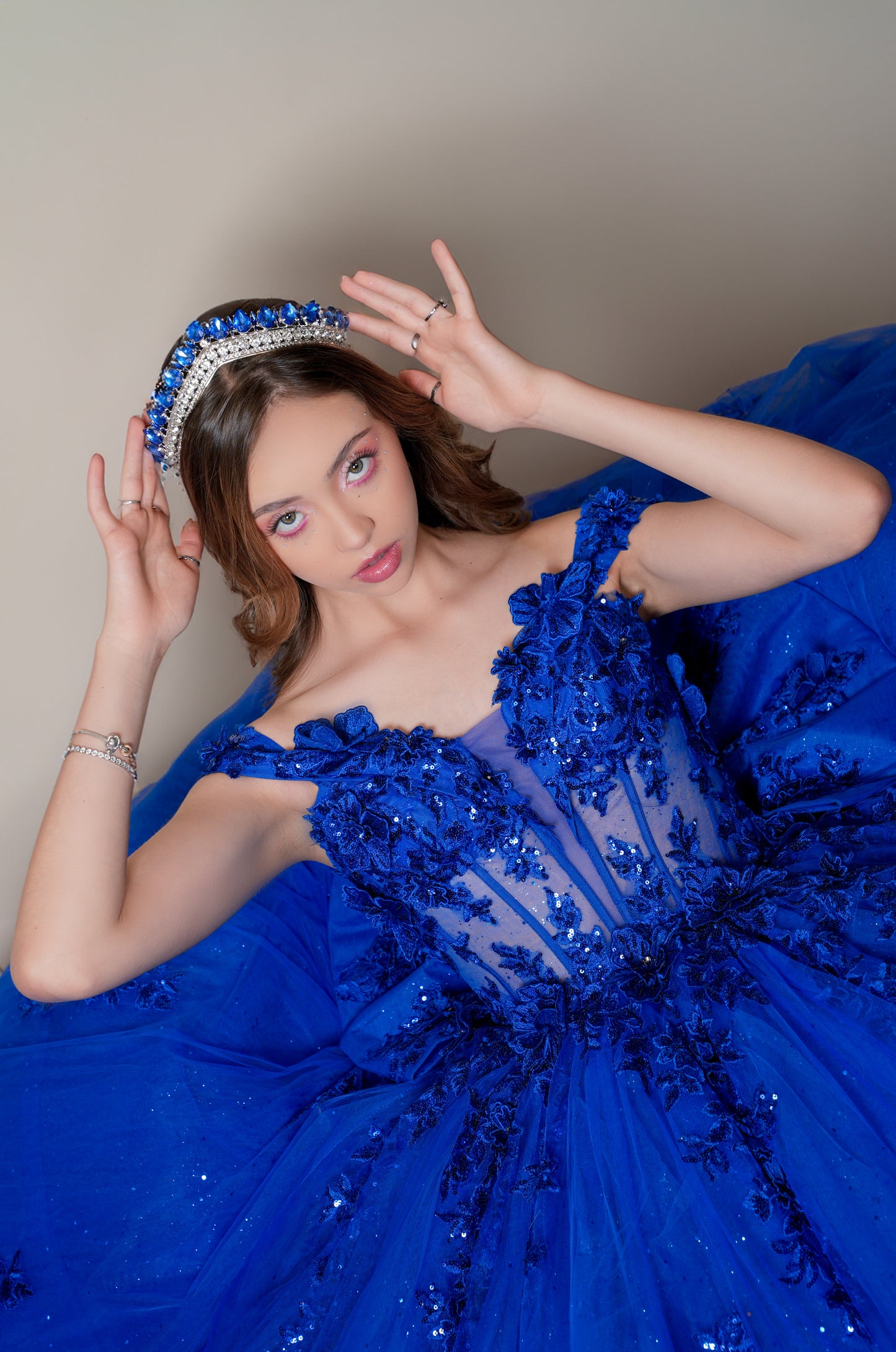 Vestido de XV Años Azul Rey Bordado de Flores con Moño