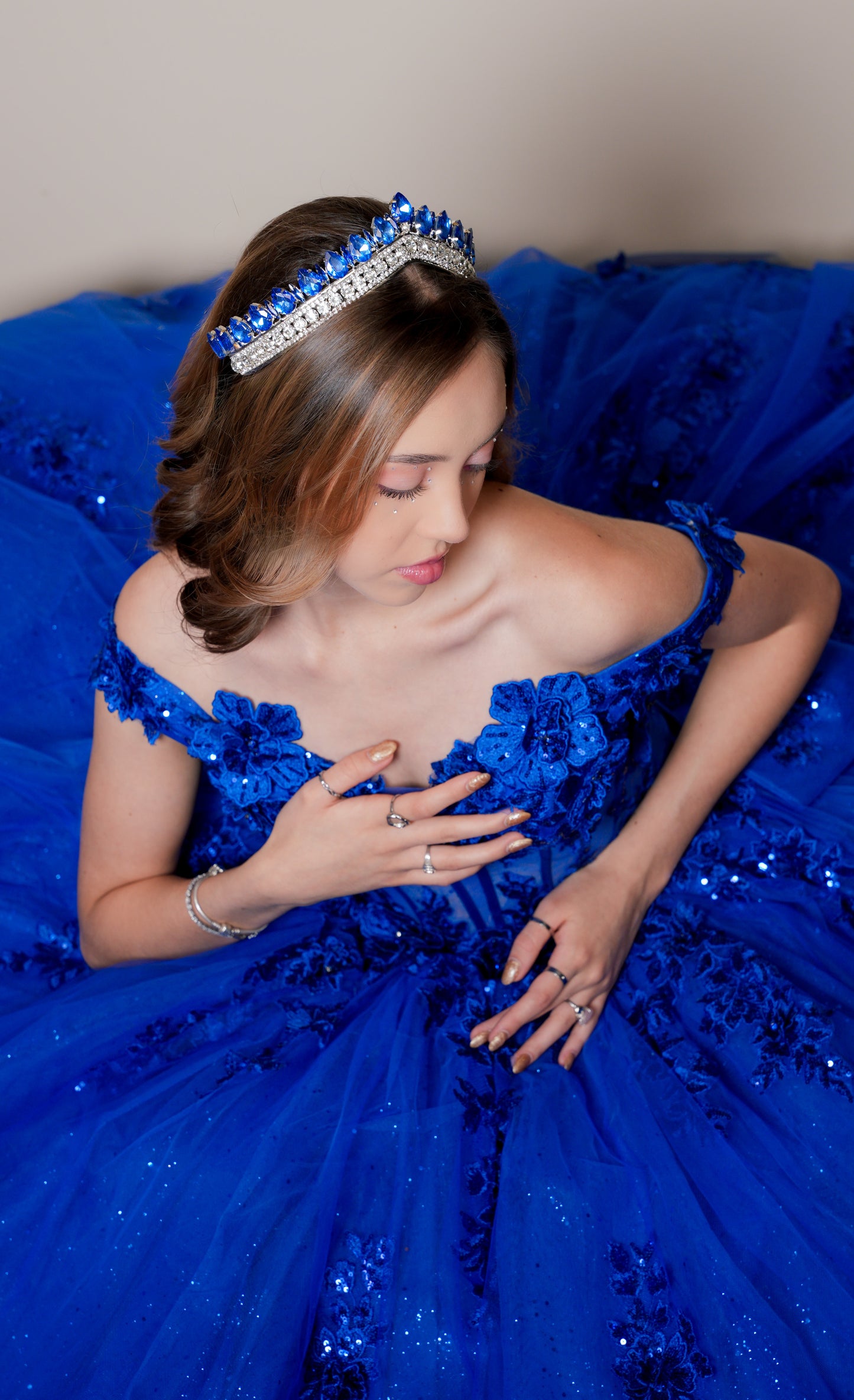 Vestido de XV Años Azul Rey Bordado de Flores con Moño