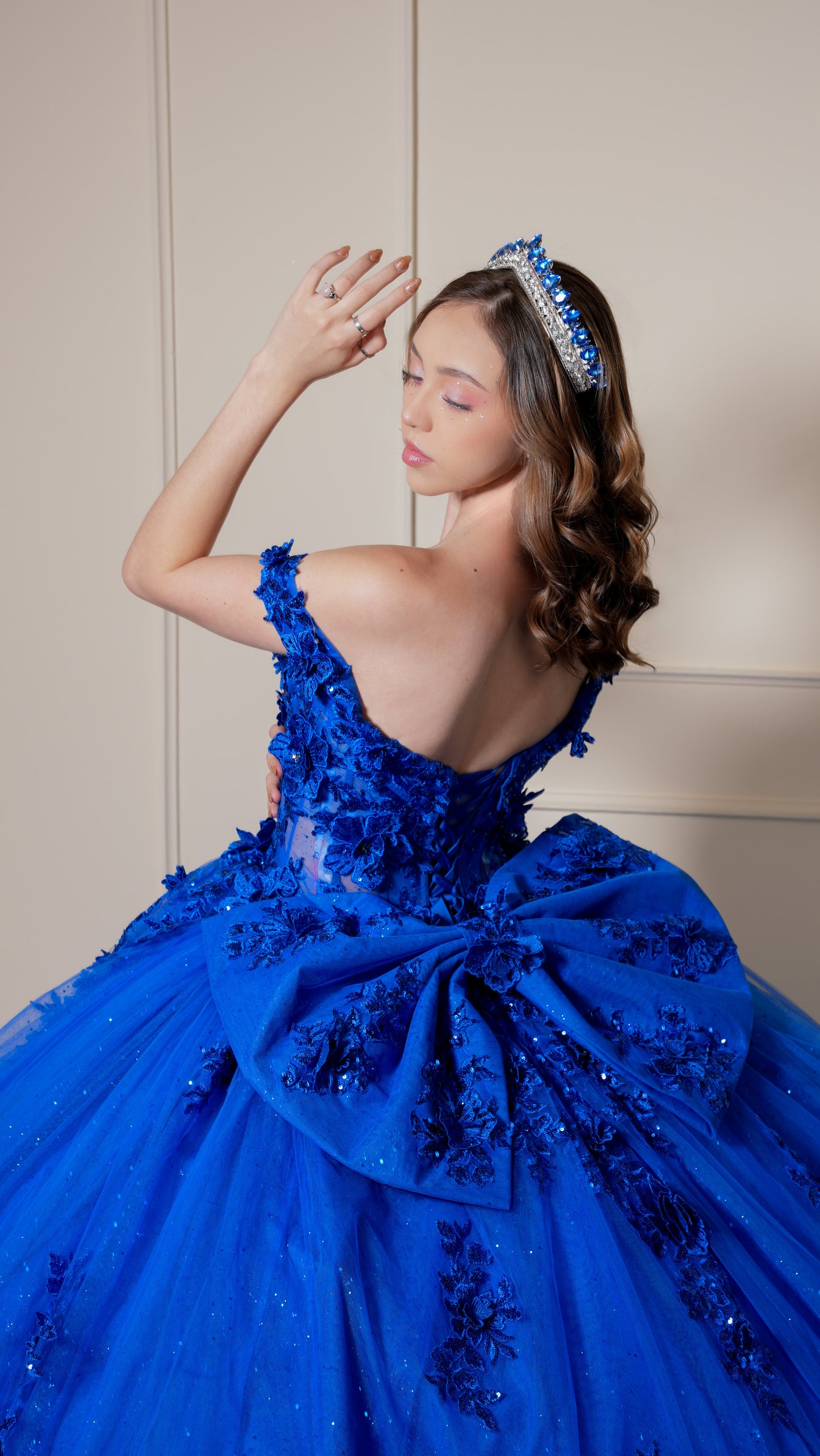 Vestido de XV Años Azul Rey Bordado de Flores con Moño