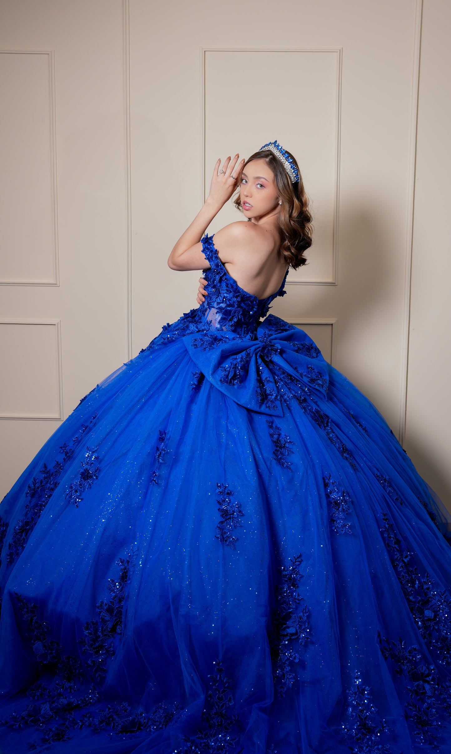 Vestido de XV Años Azul Rey Bordado de Flores con Moño