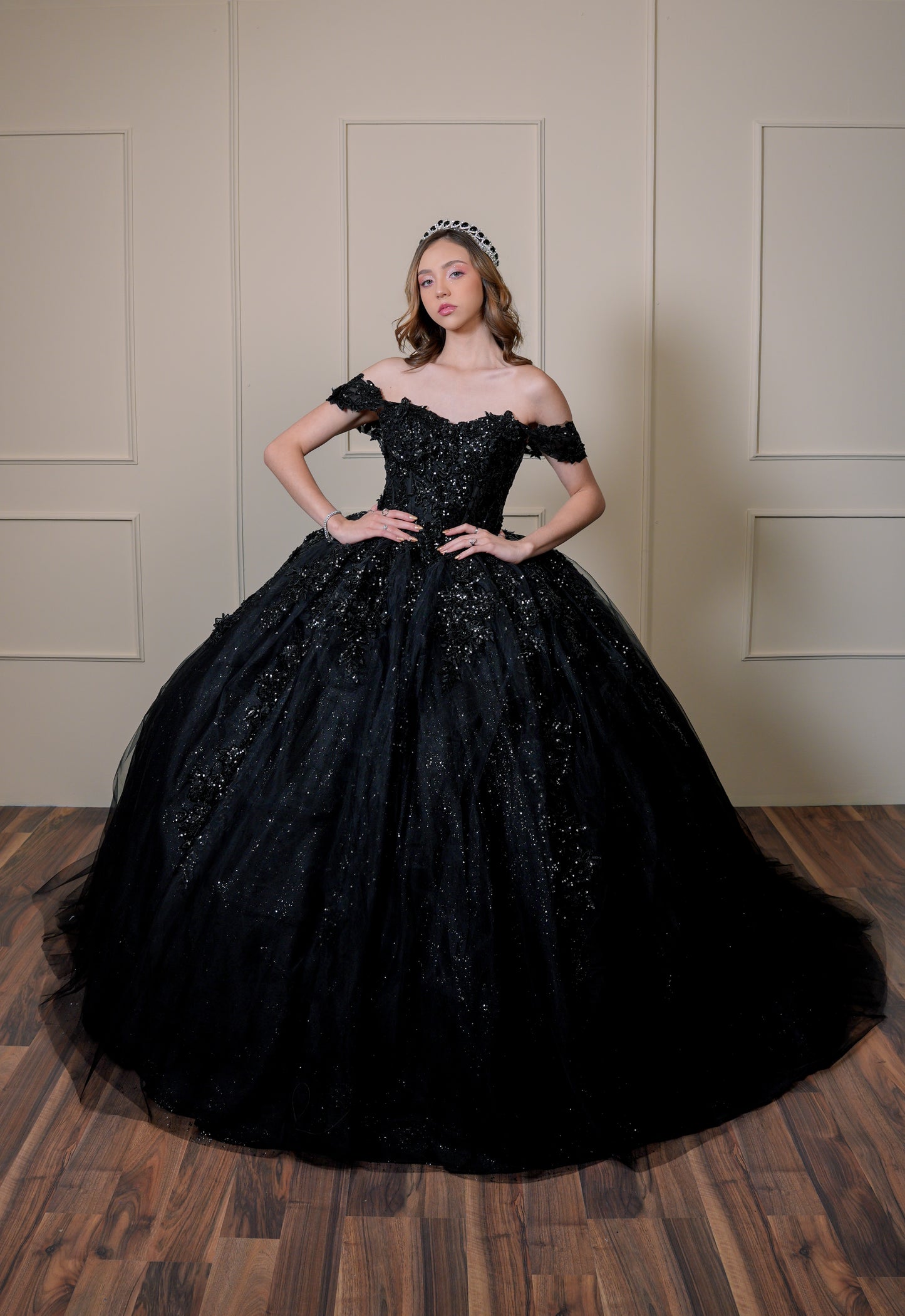Vestido de XV Años Negro Bordado Con Manga Caída Corset Transparencia