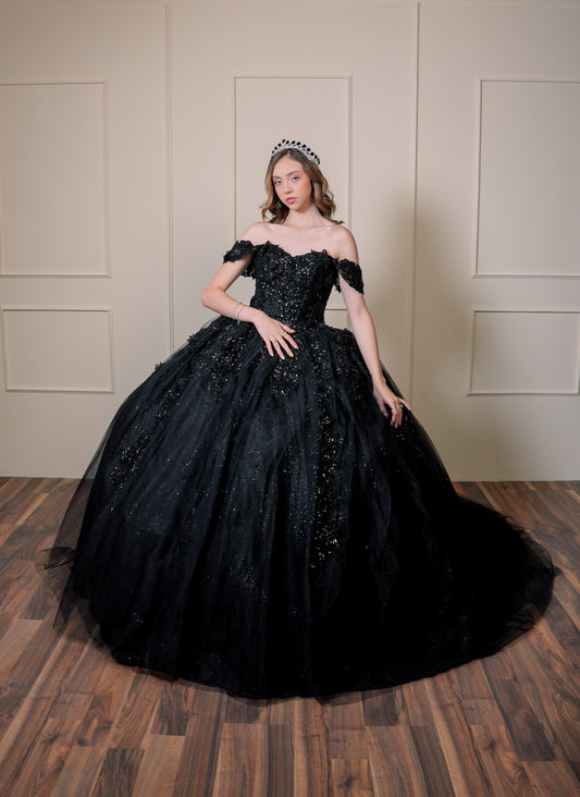 Vestido de XV Años Negro Bordado Con Manga Caída Corset Transparencia