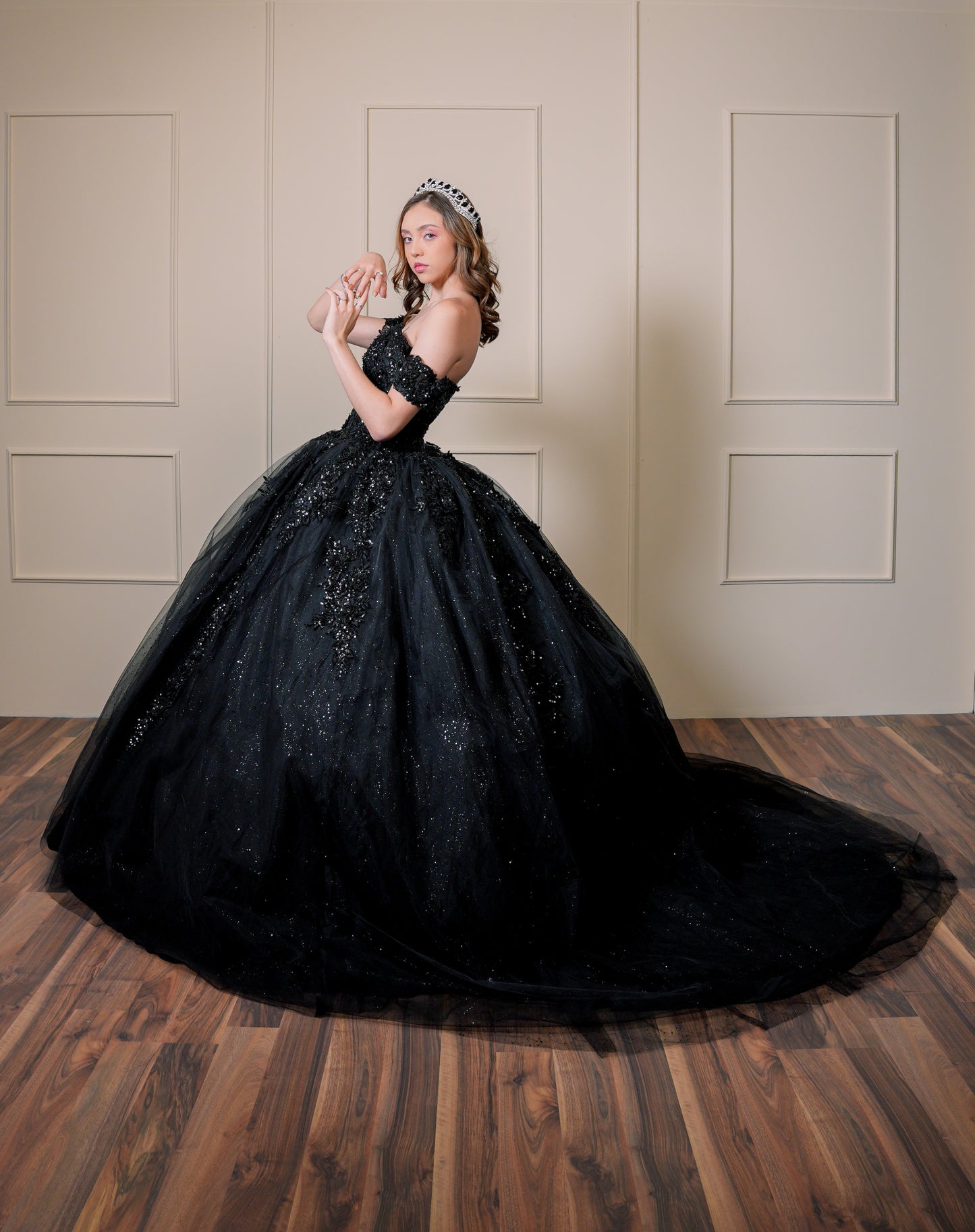 Vestido de XV Años Negro Bordado Con Manga Caída Corset Transparencia