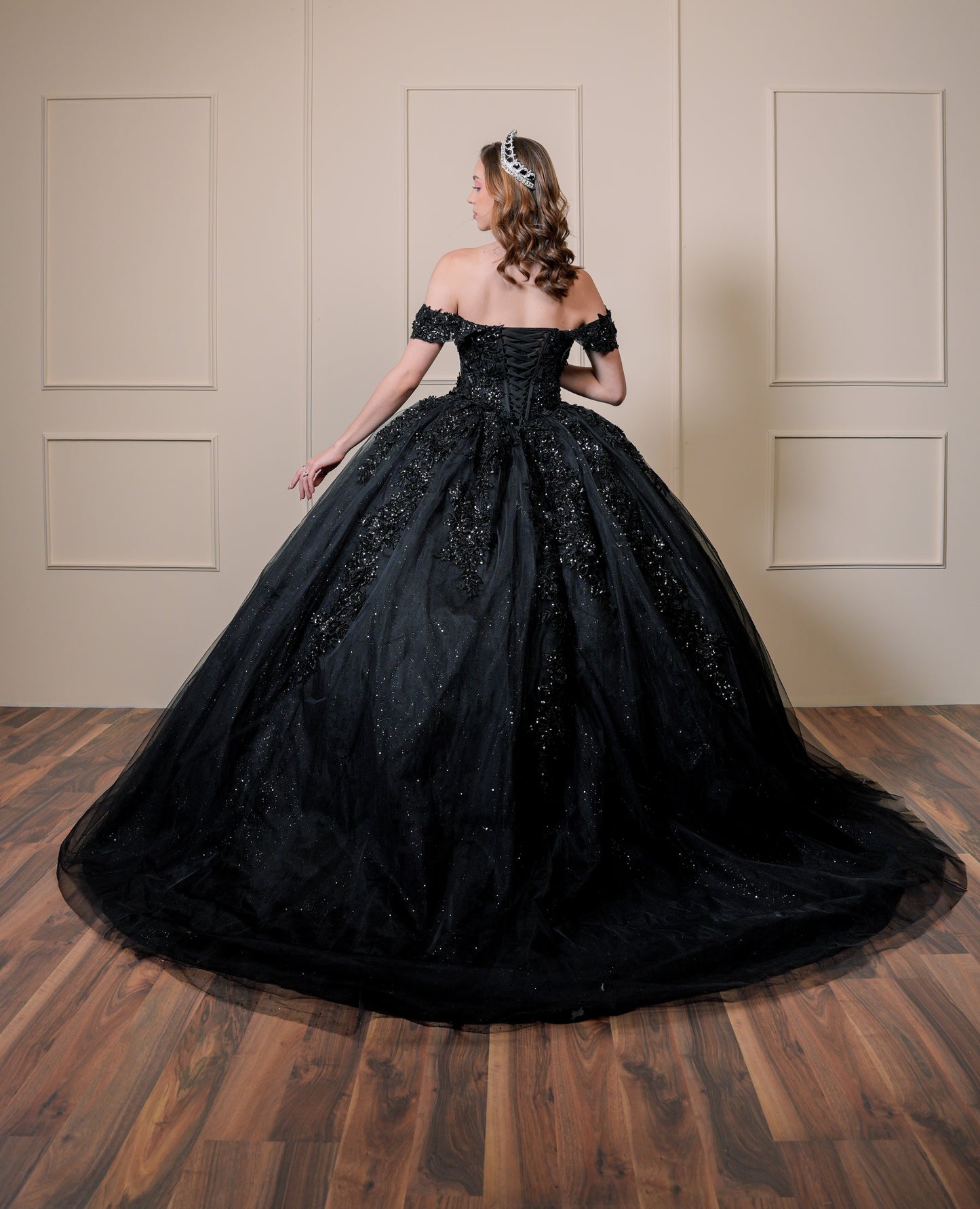 Vestido de XV Años Negro Bordado Con Manga Caída Corset Transparencia