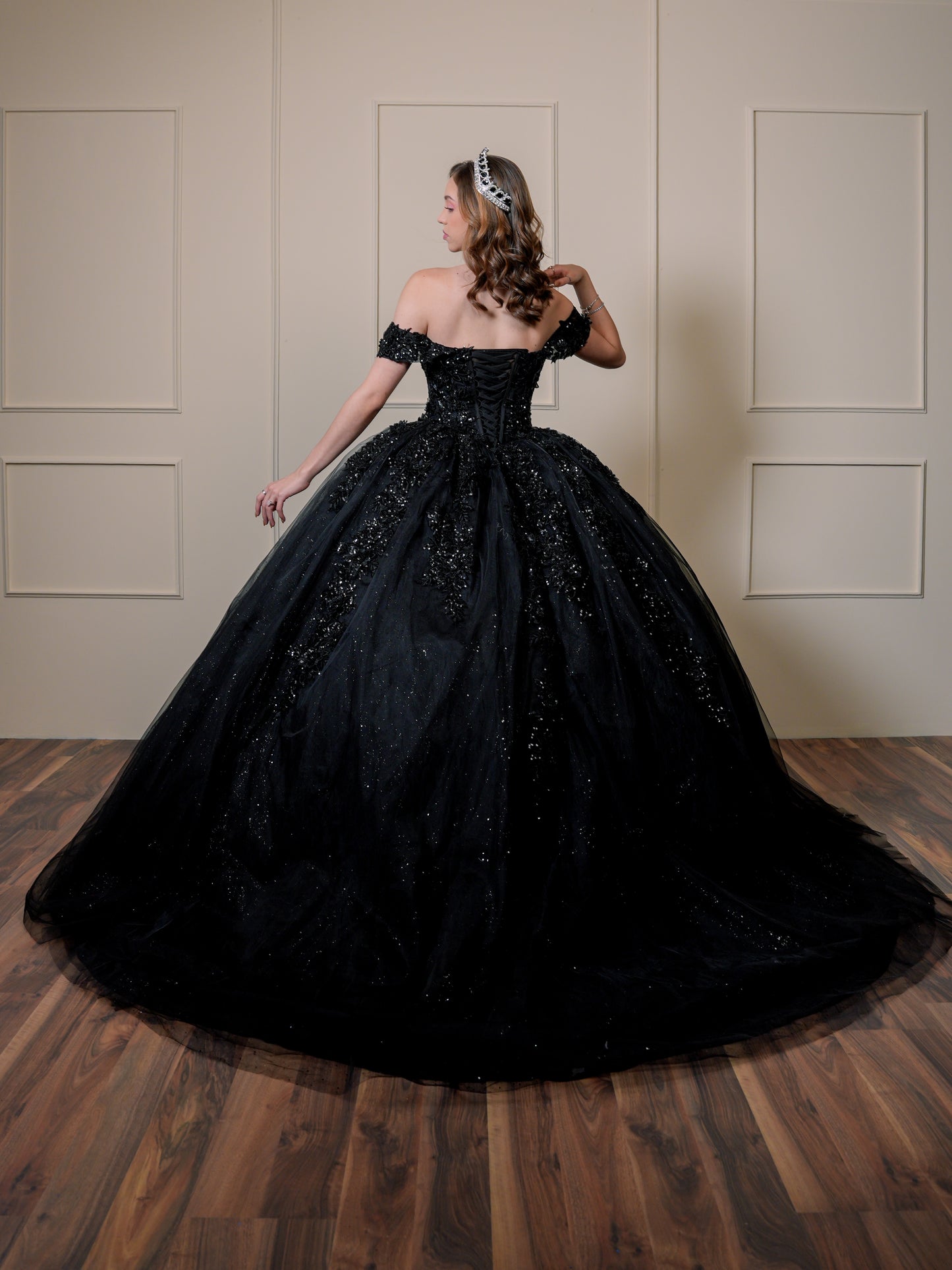 Vestido de XV Años Negro Bordado Con Manga Caída Corset Transparencia