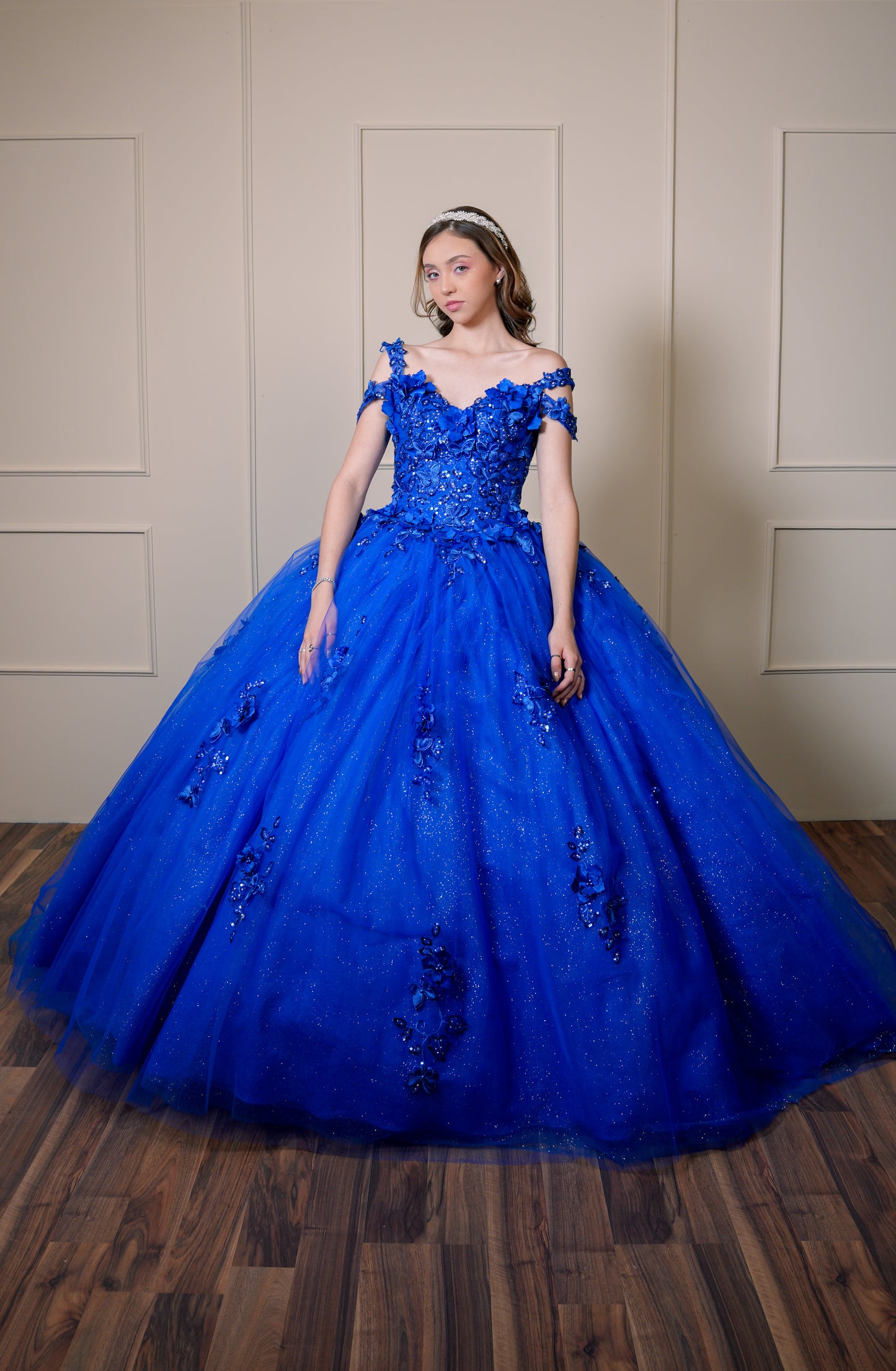 Vestido de XV Años Azul Rey Bordado Flores con Manga Caída Doble