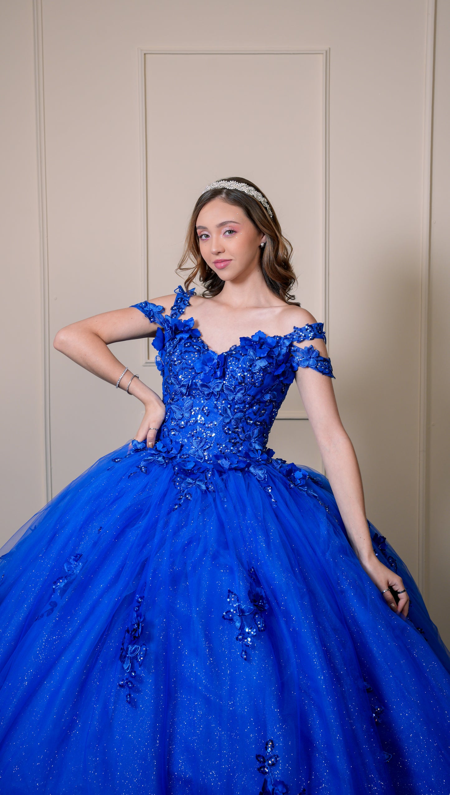Vestido de XV Años Azul Rey Bordado Flores con Manga Caída Doble