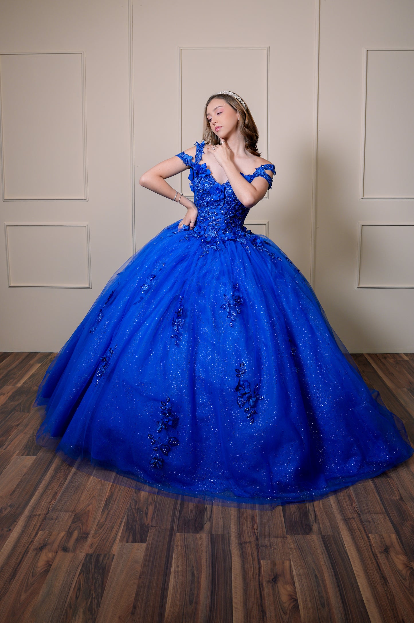 Vestido de XV Años Azul Rey Bordado Flores con Manga Caída Doble