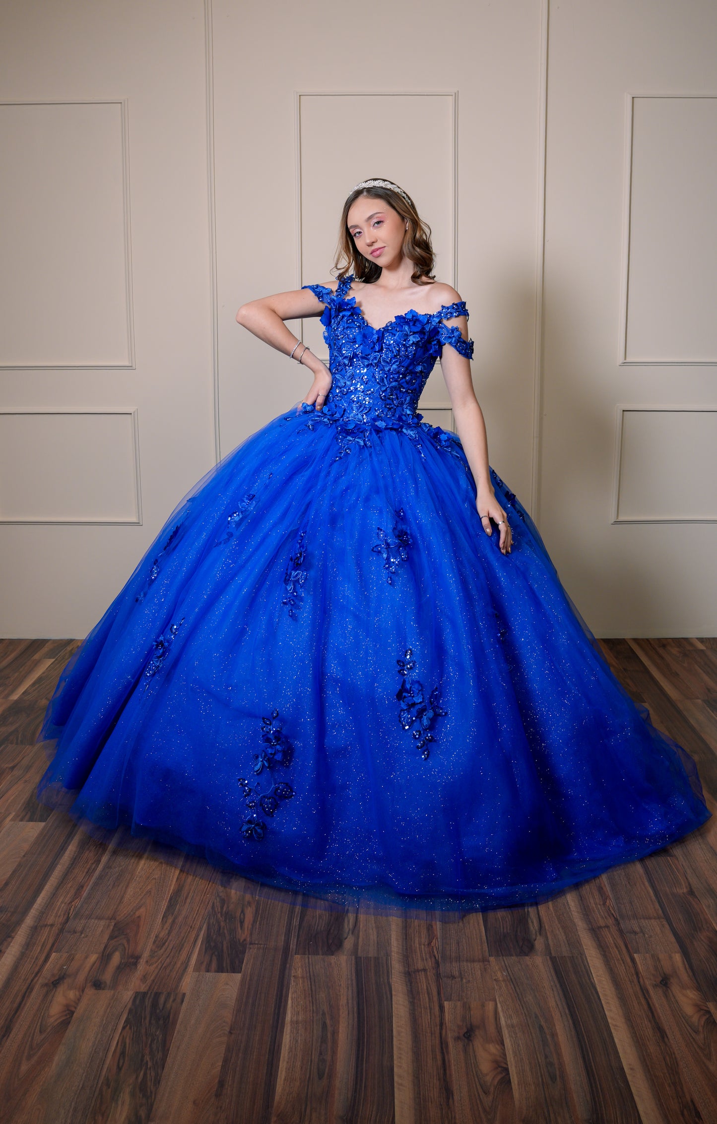 Vestido de XV Años Azul Rey Bordado Flores con Manga Caída Doble