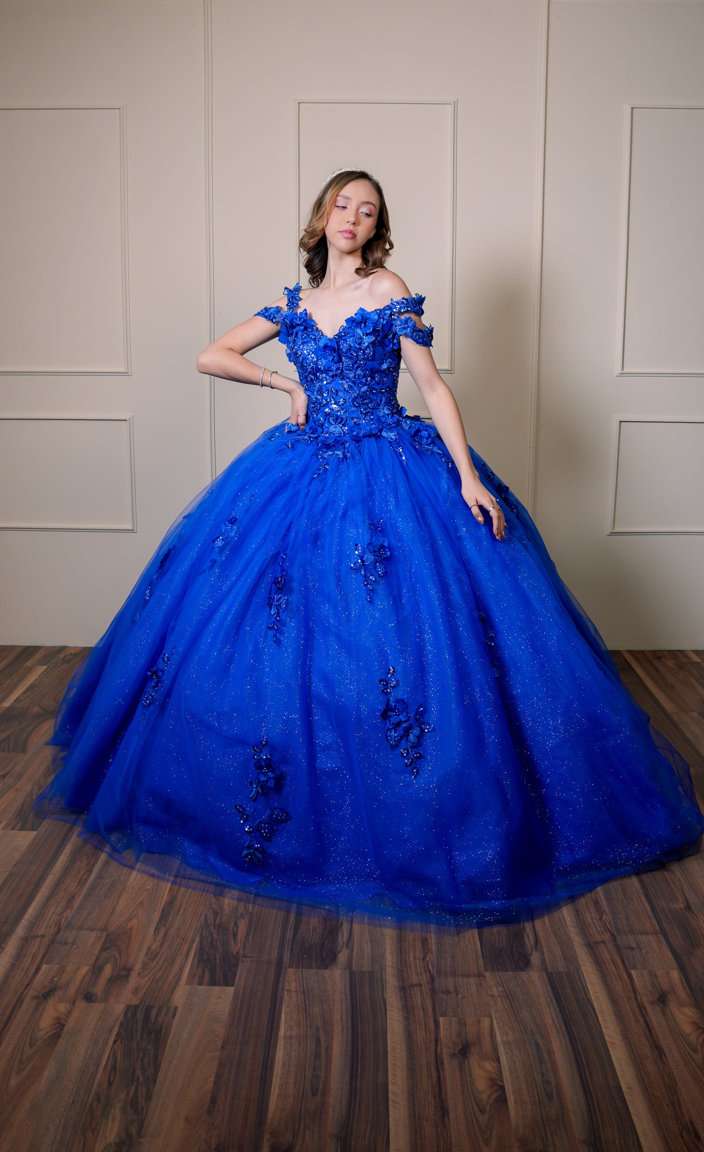 Vestido de XV Años Azul Rey Bordado Flores con Manga Caída Doble