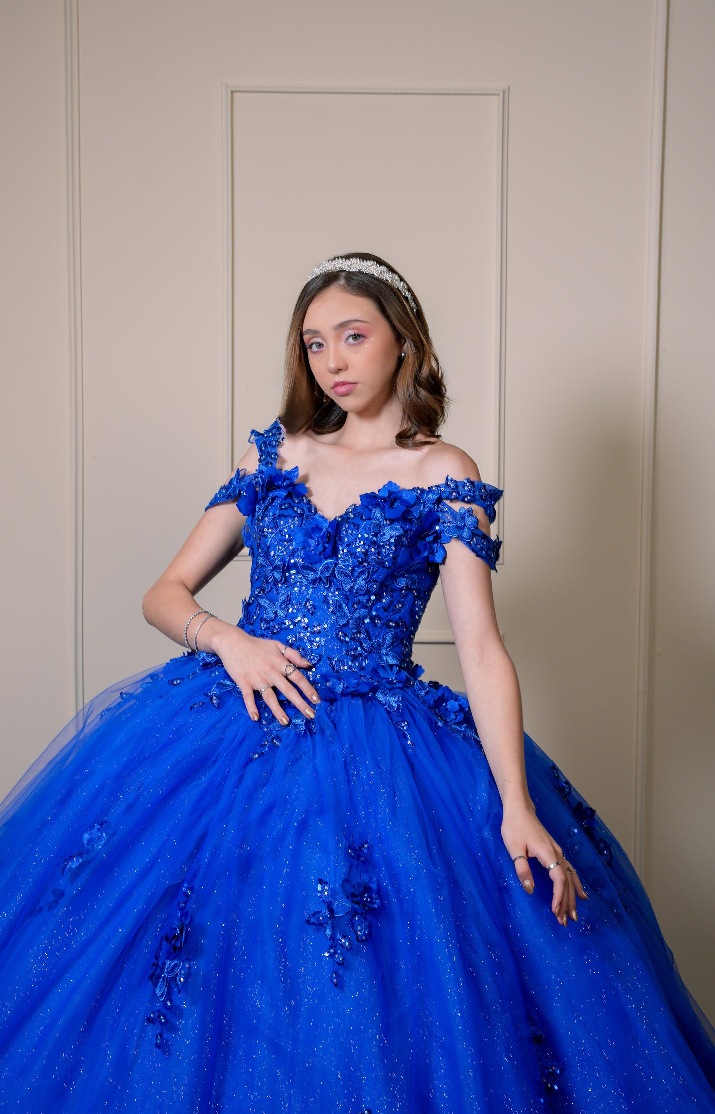 Vestido de XV Años Azul Rey Bordado Flores con Manga Caída Doble