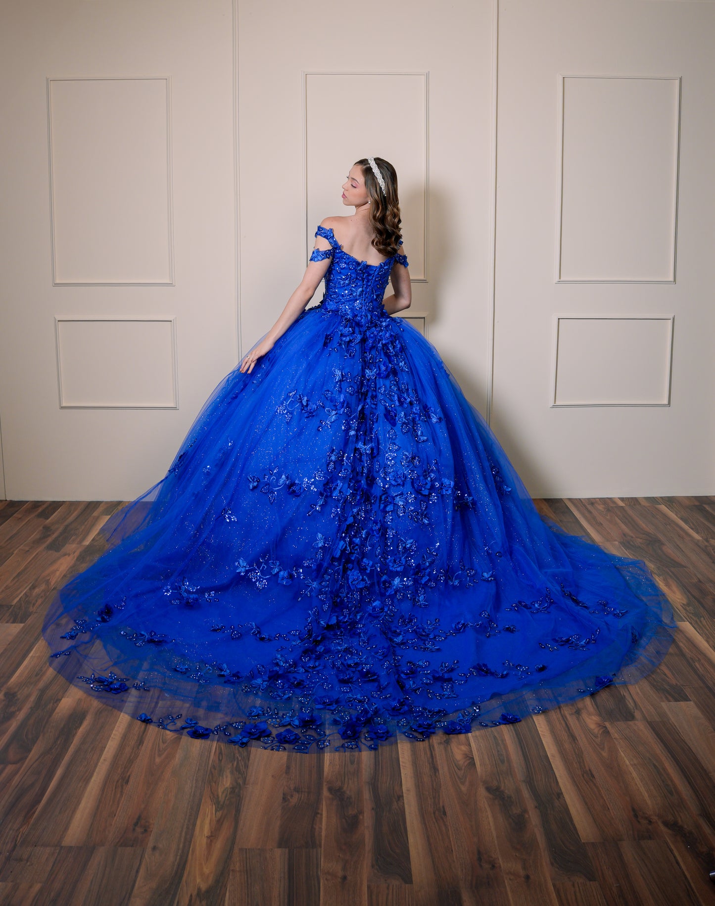 Vestido de XV Años Azul Rey Bordado Flores con Manga Caída Doble
