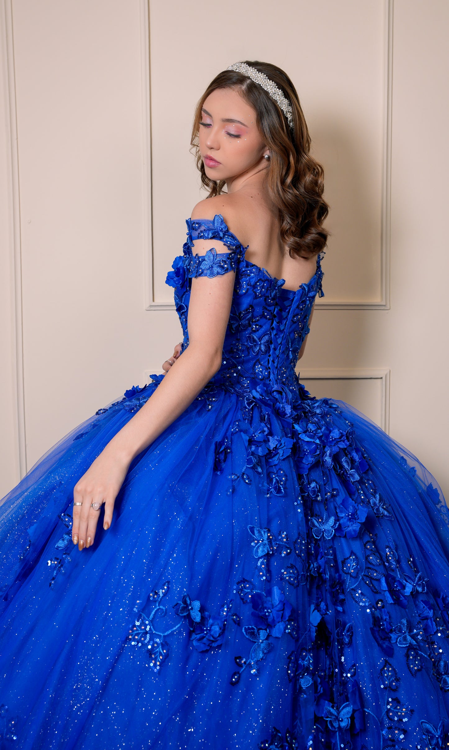 Vestido de XV Años Azul Rey Bordado Flores con Manga Caída Doble