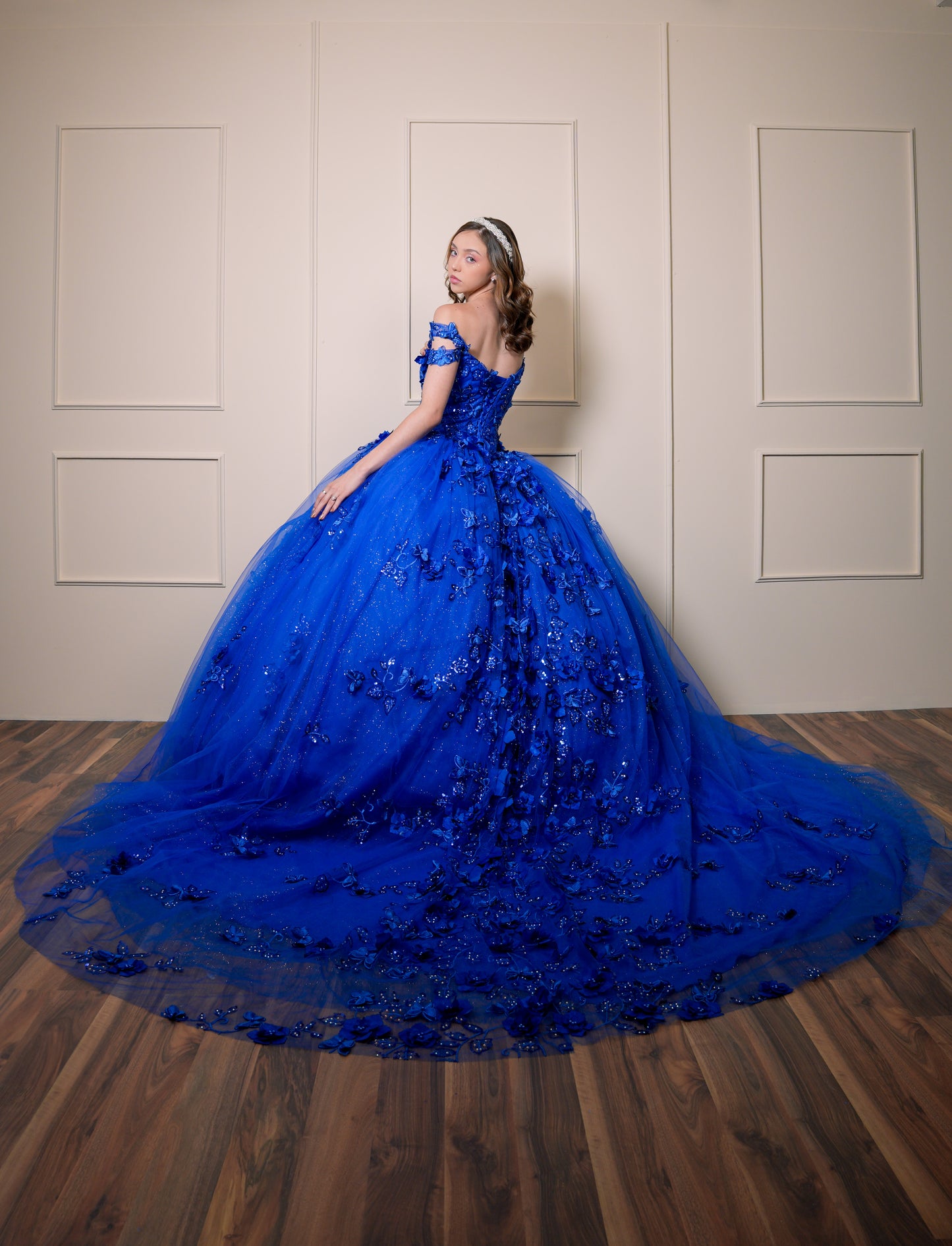 Vestido de XV Años Azul Rey Bordado Flores con Manga Caída Doble