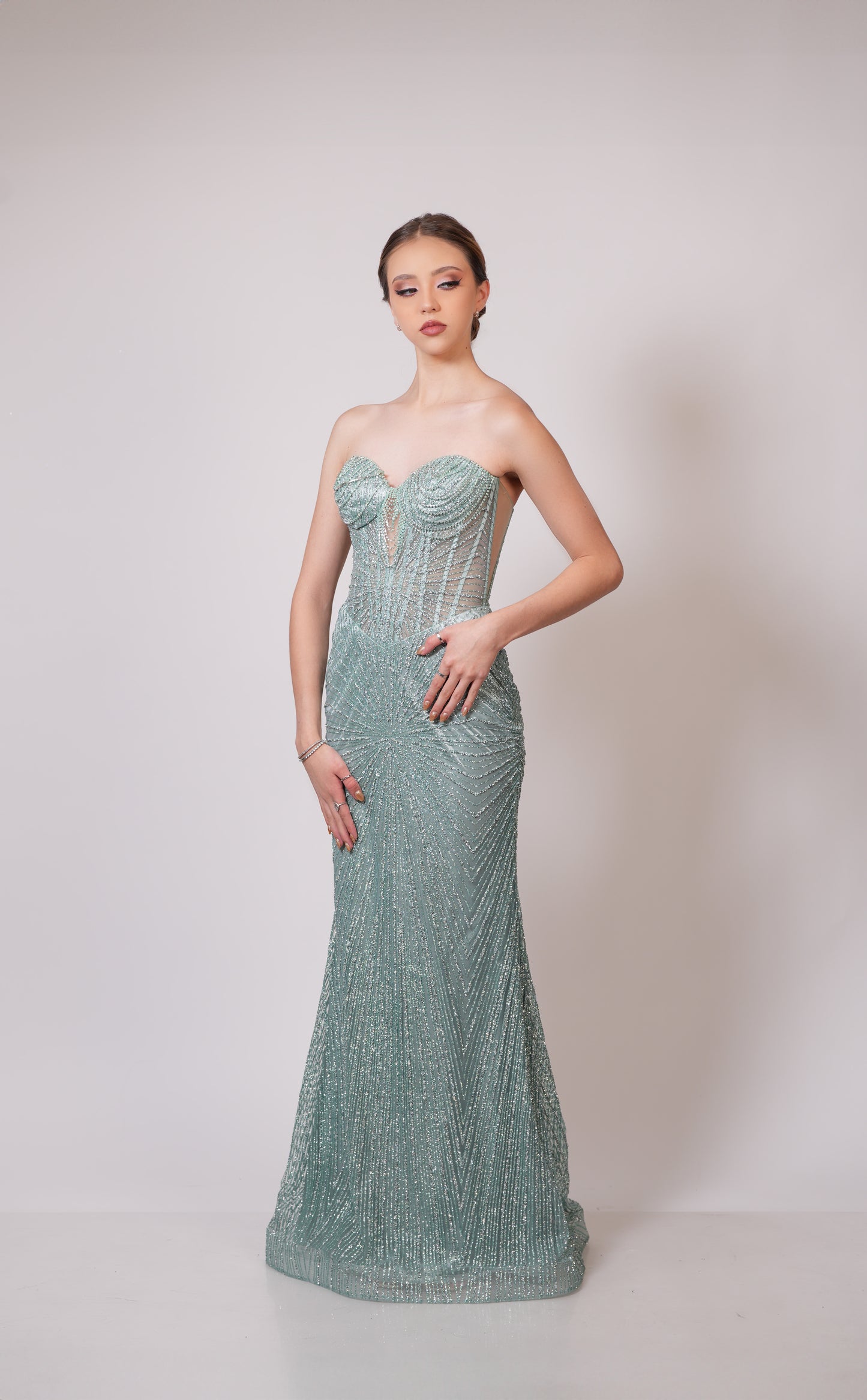 Vestido Verde Menta Straple Brilloso Cadenas en Copas