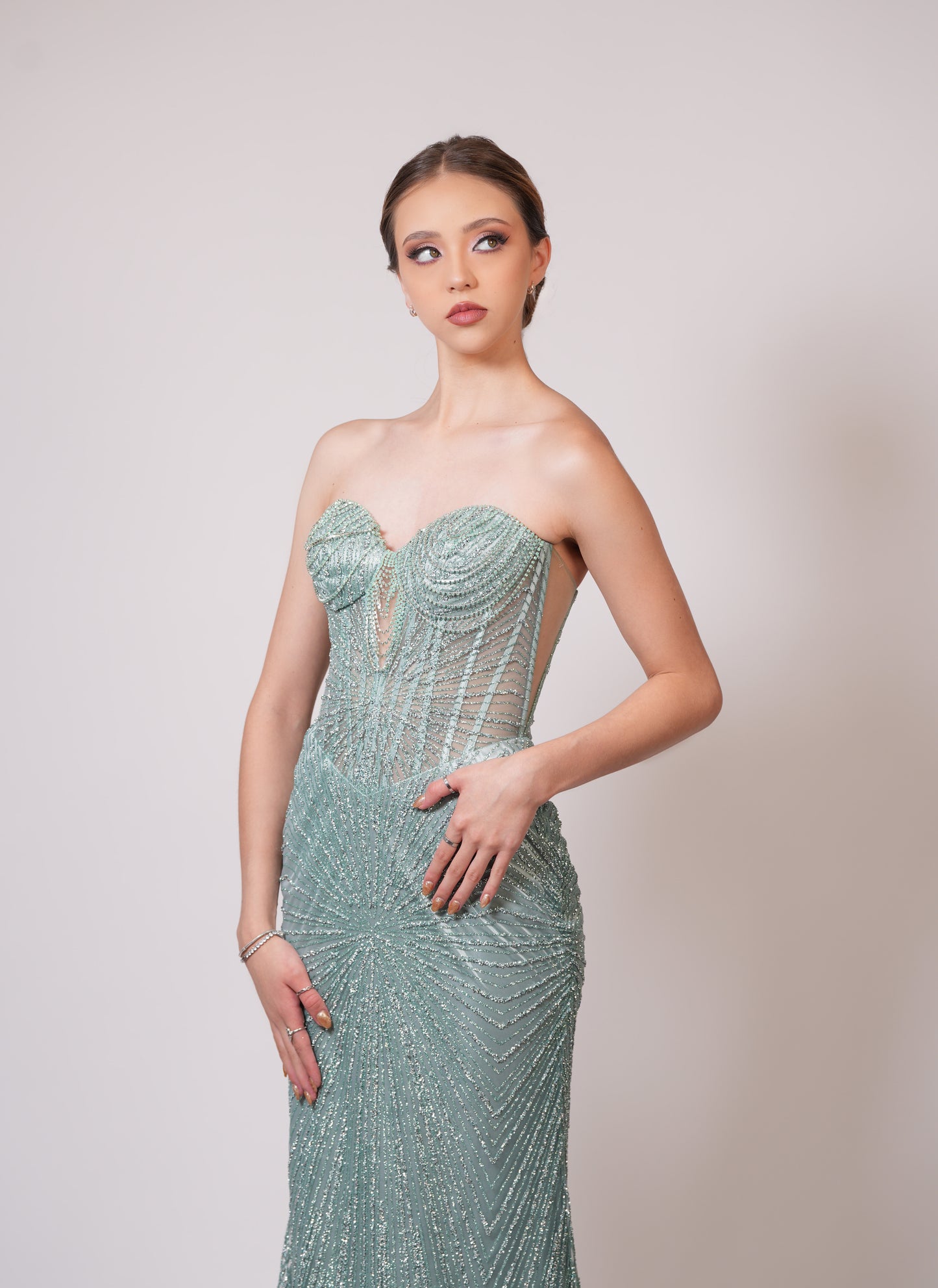 Vestido Verde Menta Straple Brilloso Cadenas en Copas