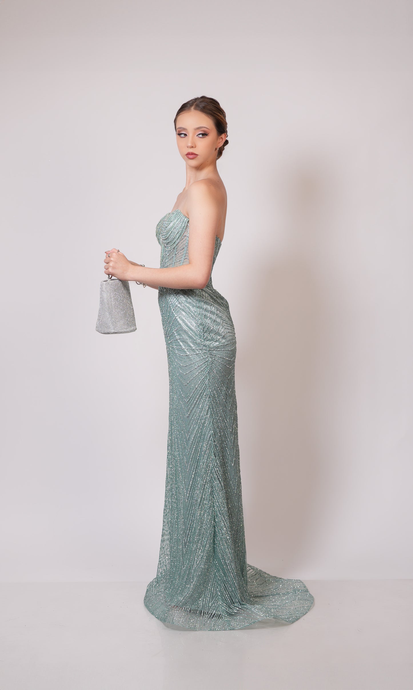 Vestido Verde Menta Straple Brilloso Cadenas en Copas