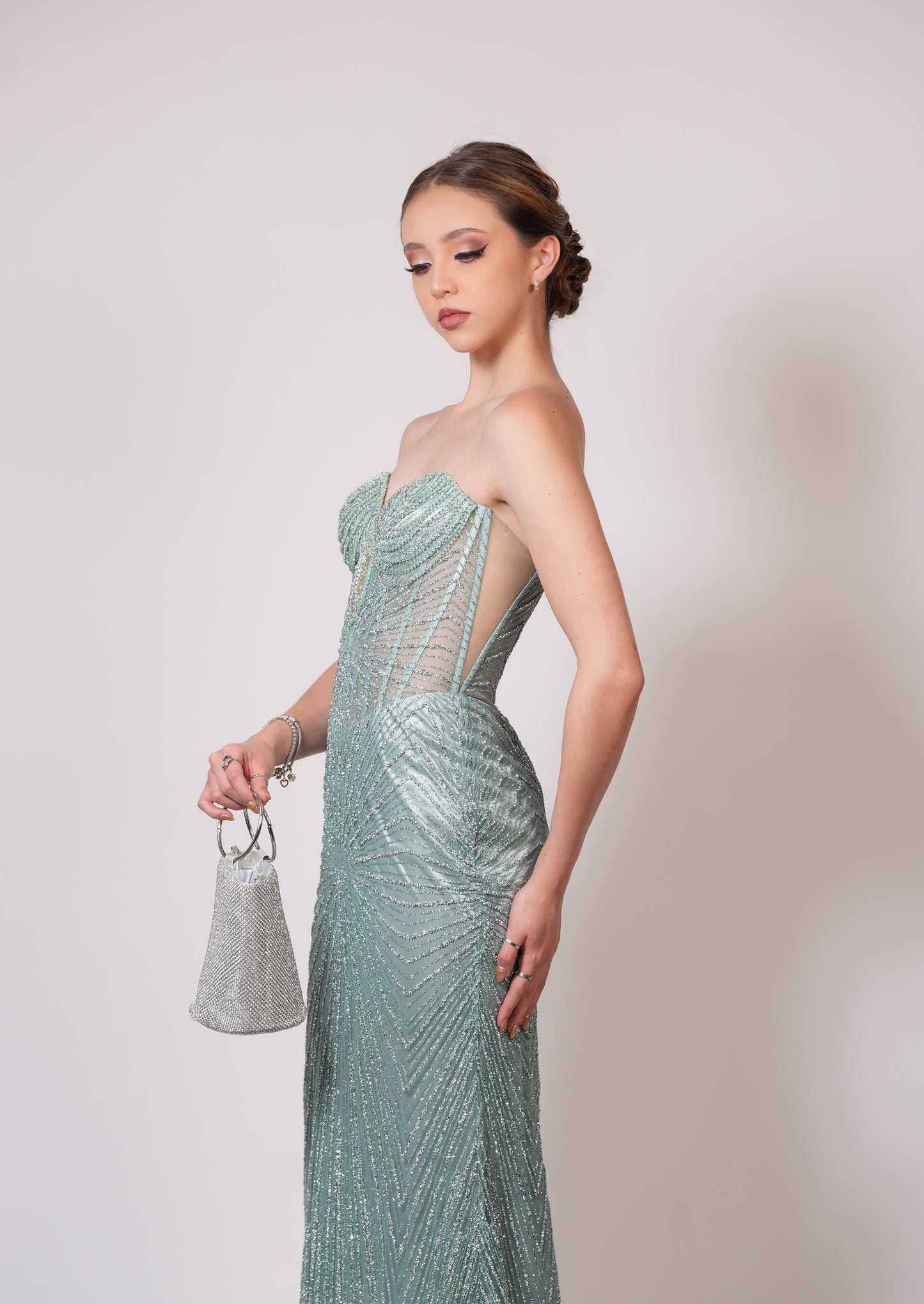 Vestido Verde Menta Straple Brilloso Cadenas en Copas