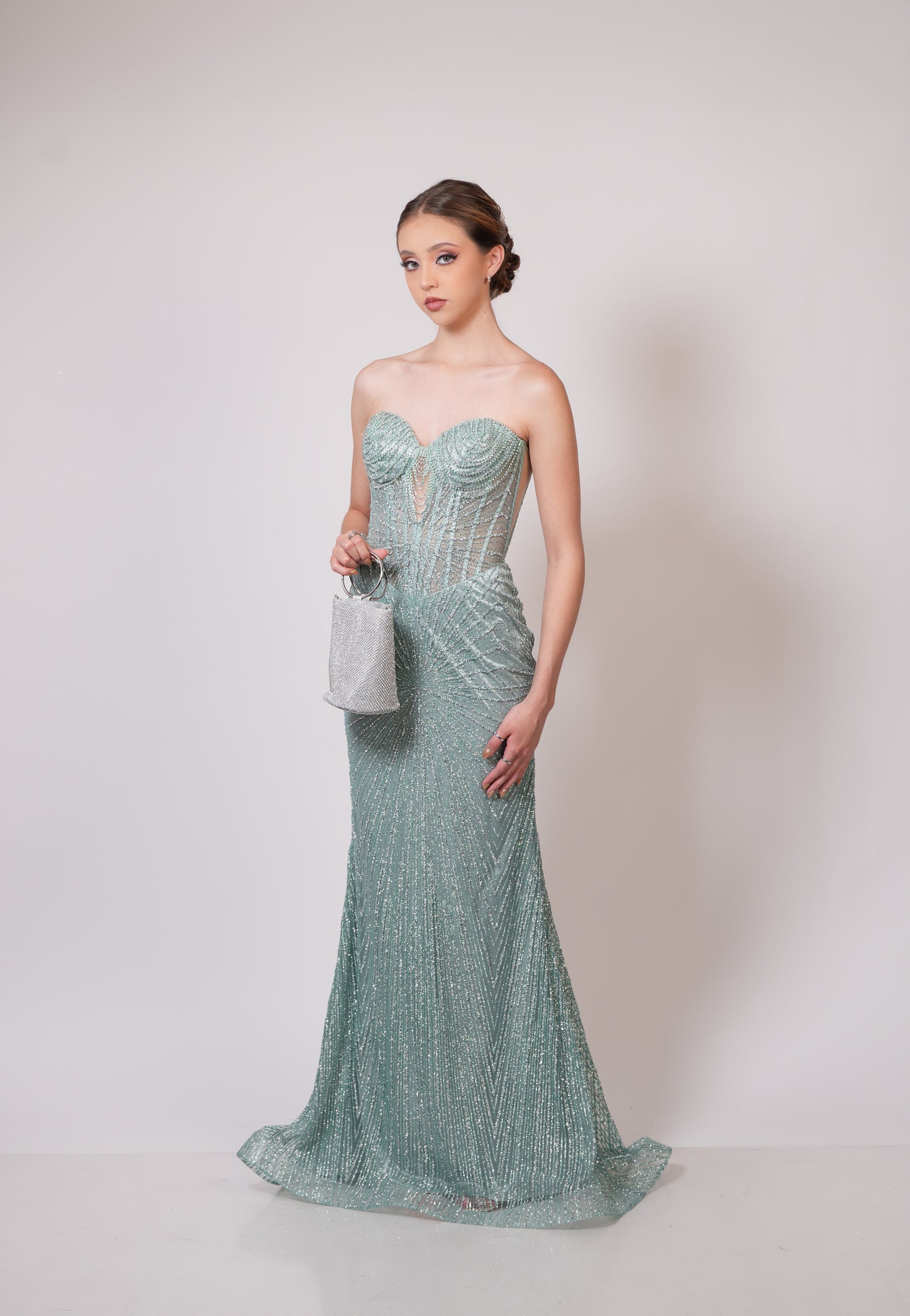Vestido Verde Menta Straple Brilloso Cadenas en Copas