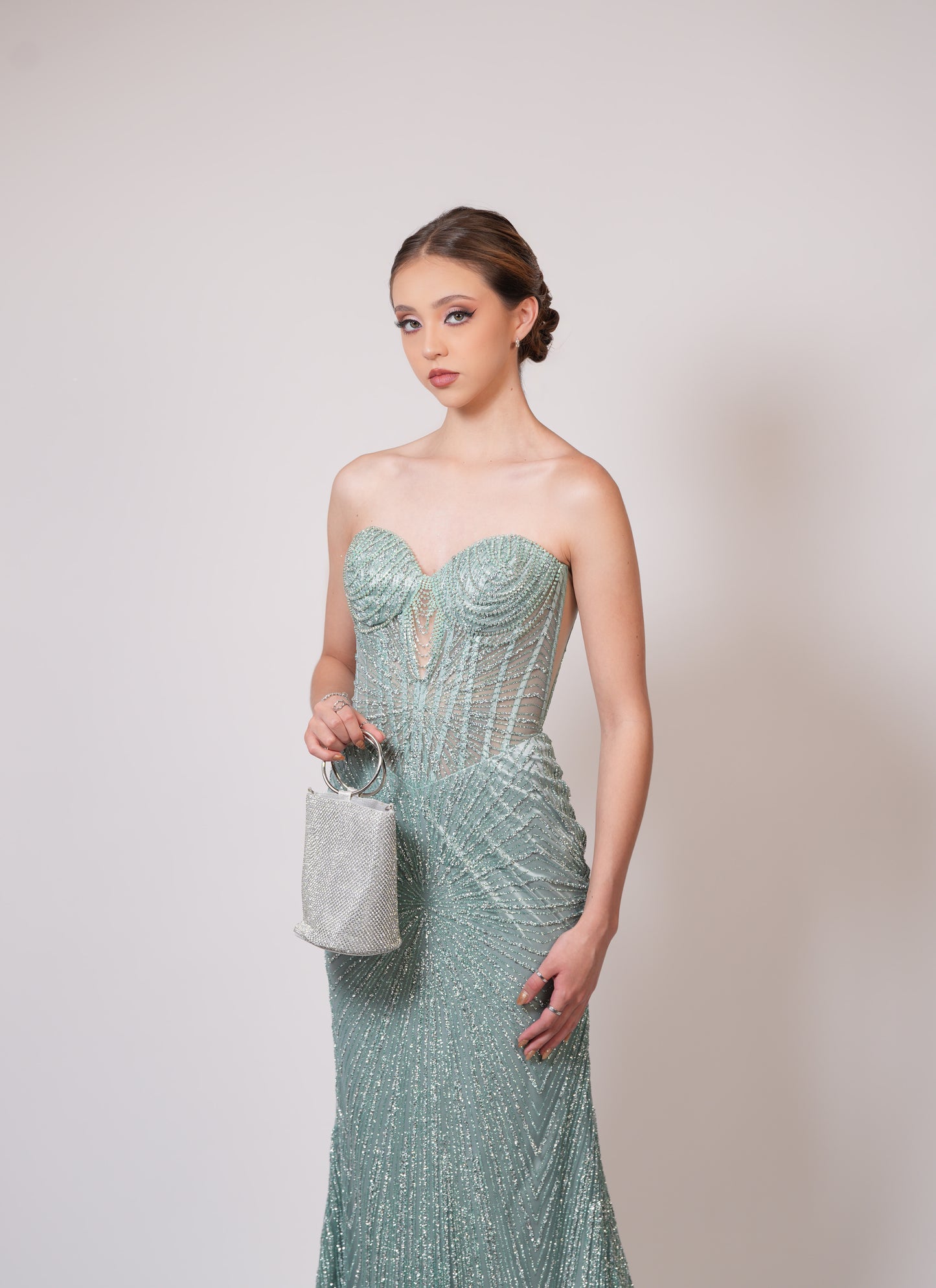 Vestido Verde Menta Straple Brilloso Cadenas en Copas