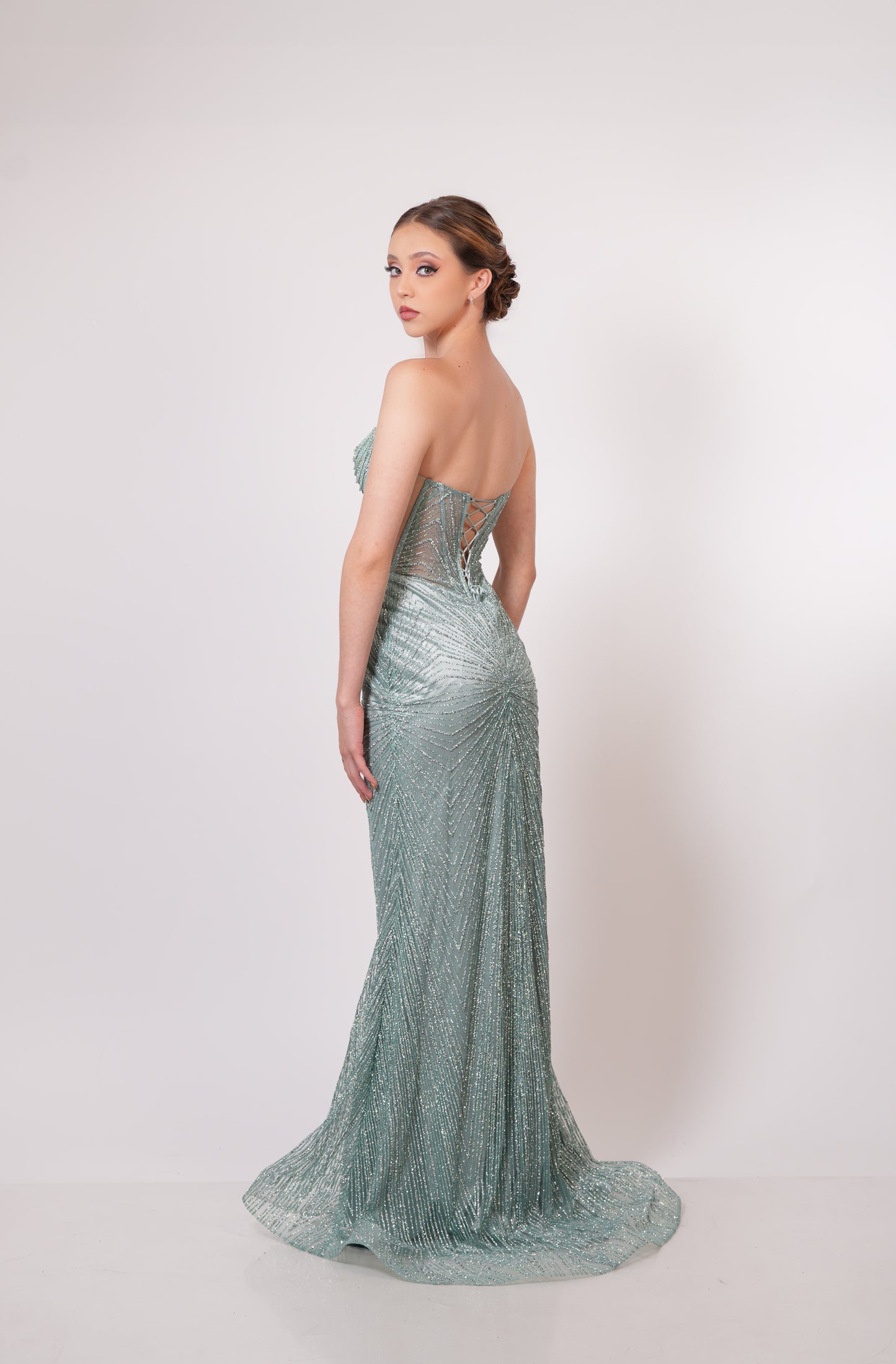 Vestido Verde Menta Straple Brilloso Cadenas en Copas