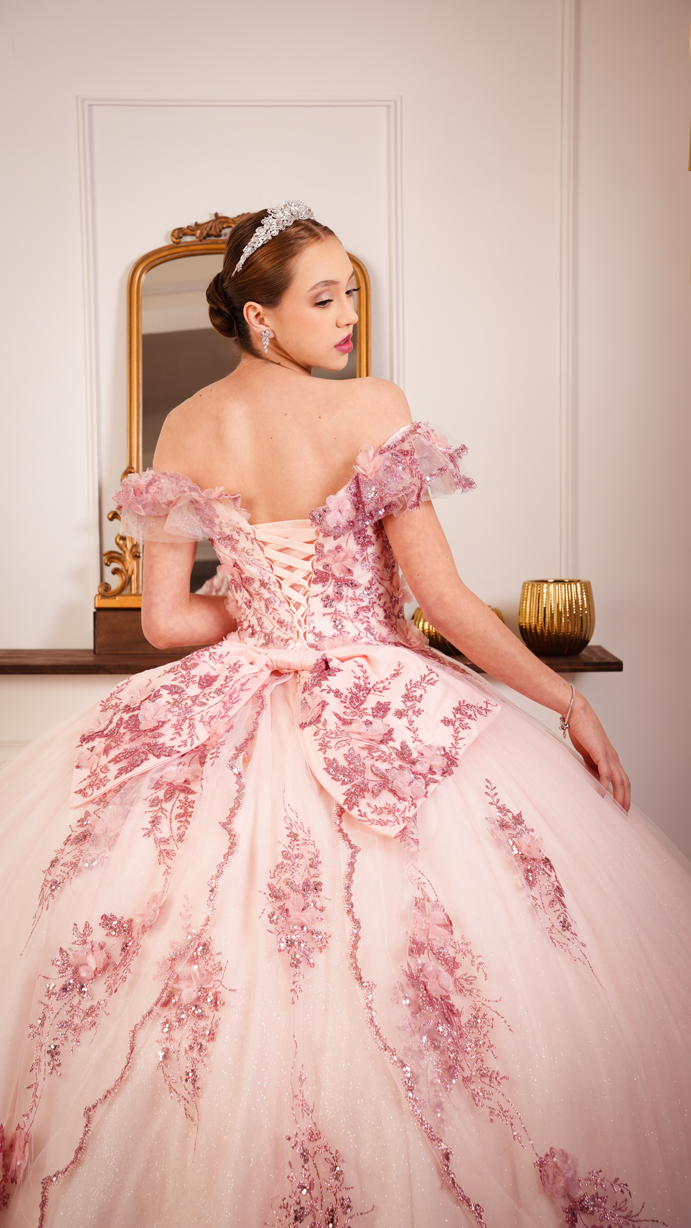 Vestido de XV Años Rosa Glitter Manga Campesina Con Moño