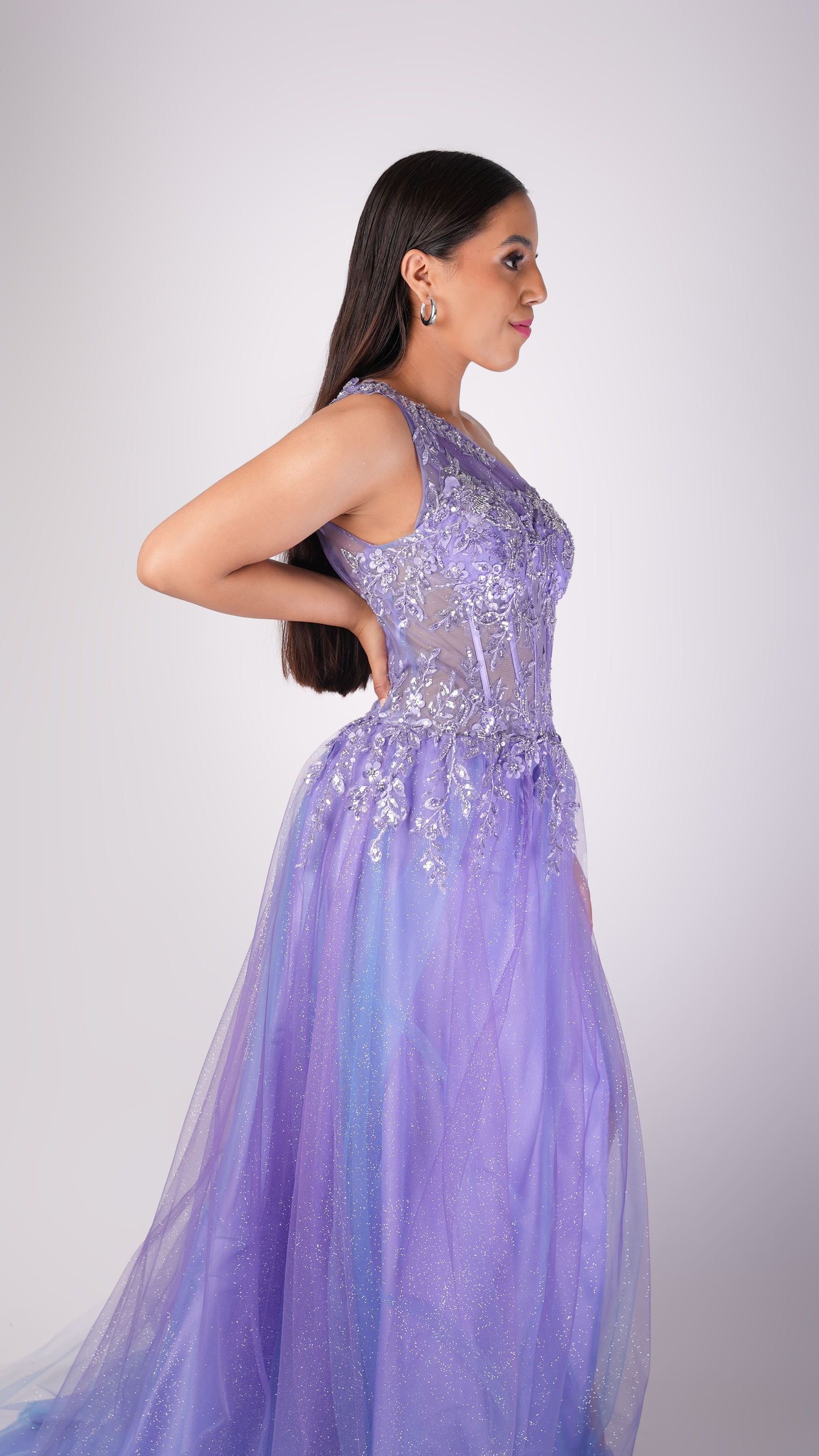 Vestido Lila Tirante Un Hombro Ampon Con Flores