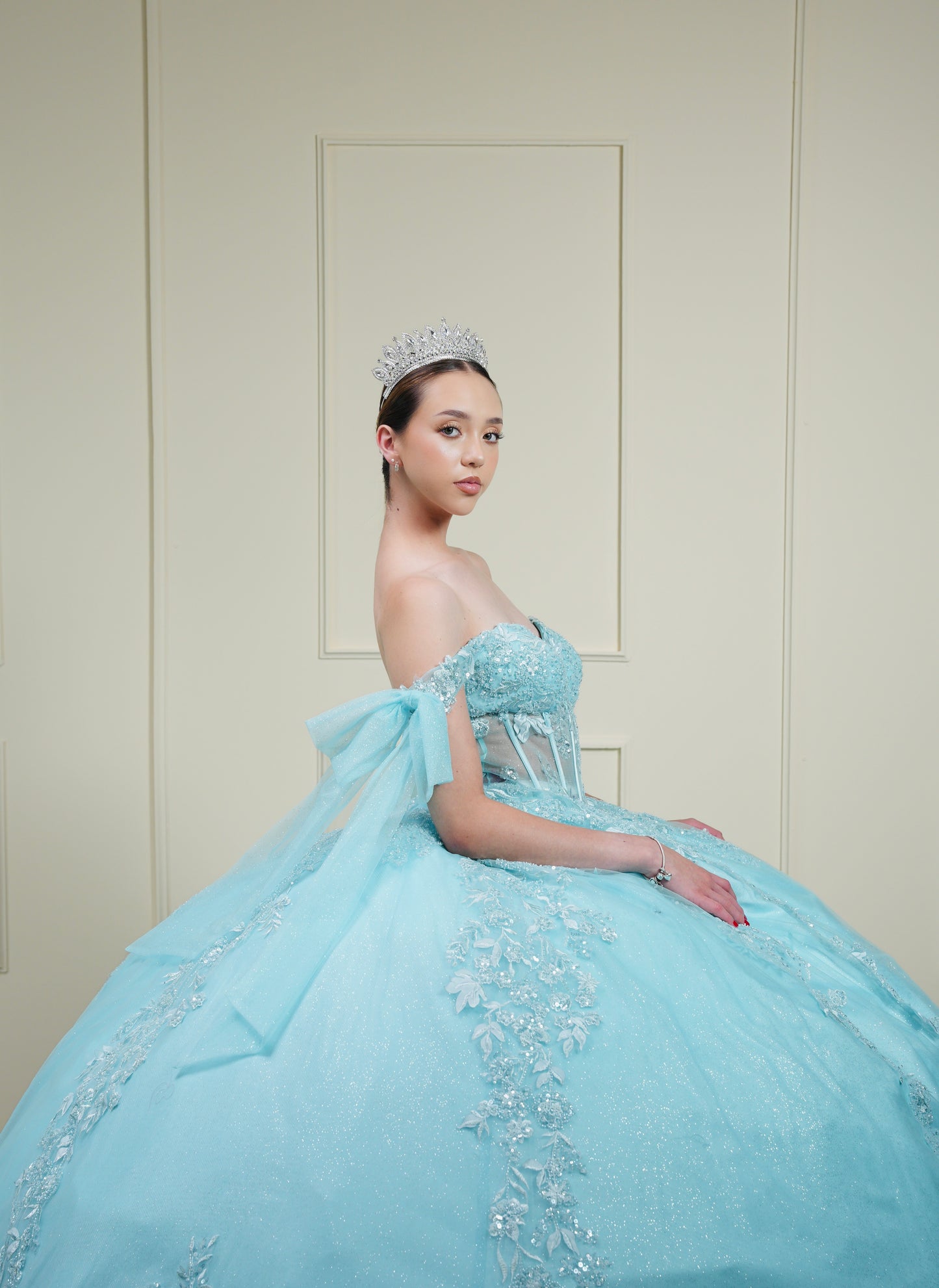 Vestido de XV Años Menta Bordado con Mangas de Moño (Renta)