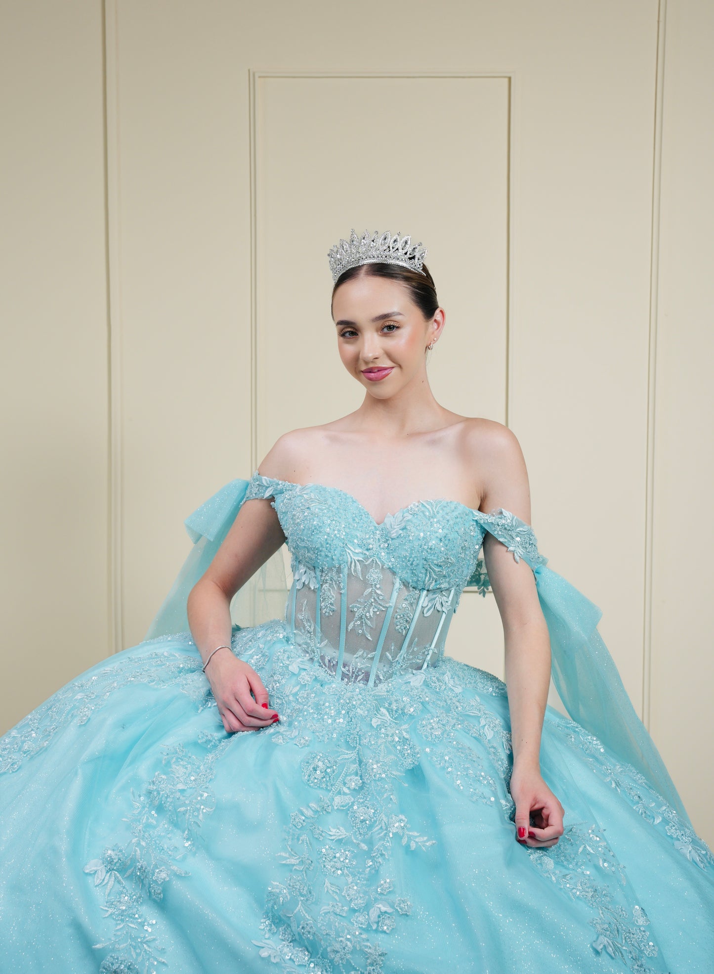 Vestido de XV Años Menta Bordado con Mangas de Moño (Renta)