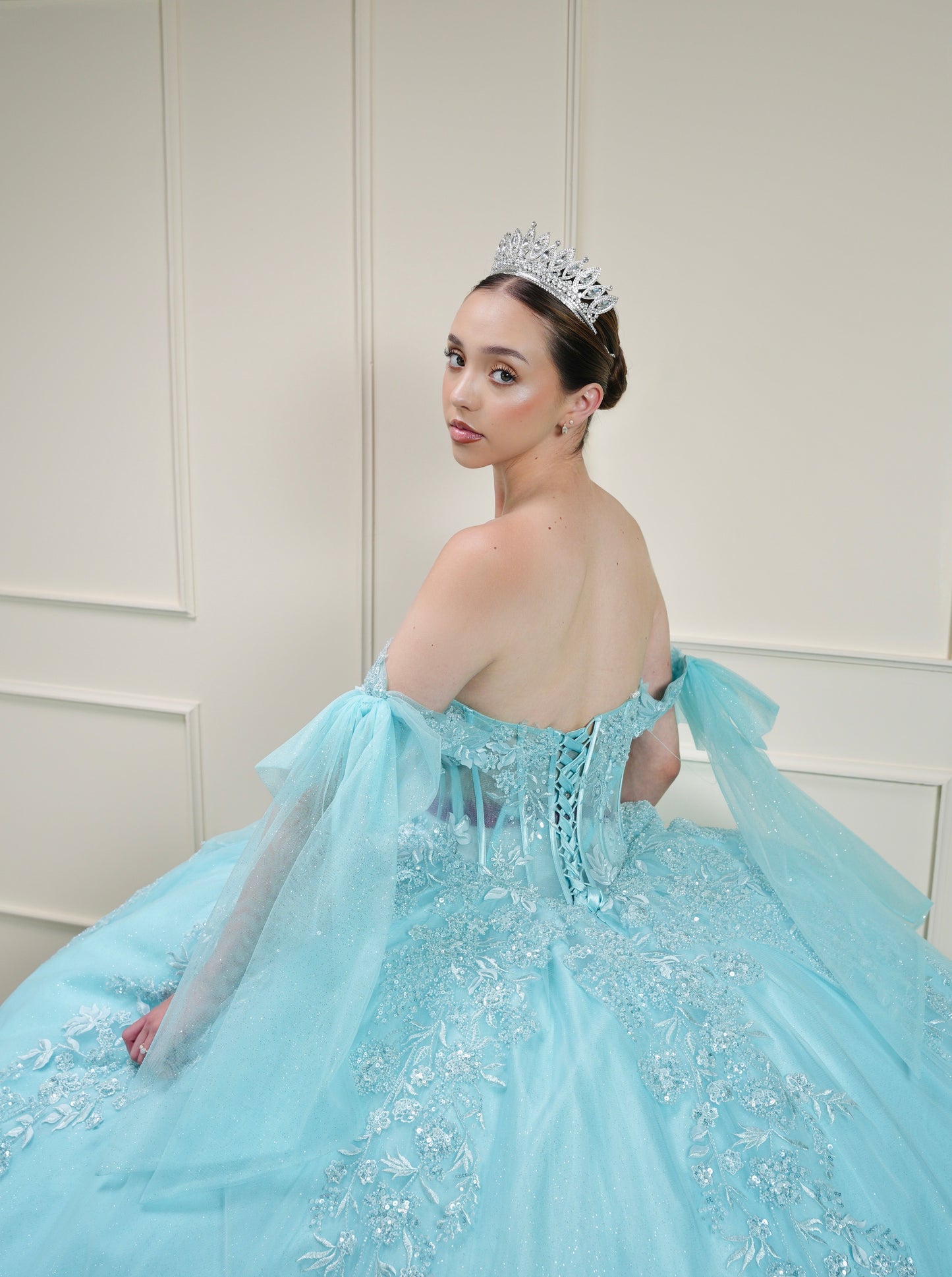 Vestido de XV Años Menta Bordado con Mangas de Moño (Renta)
