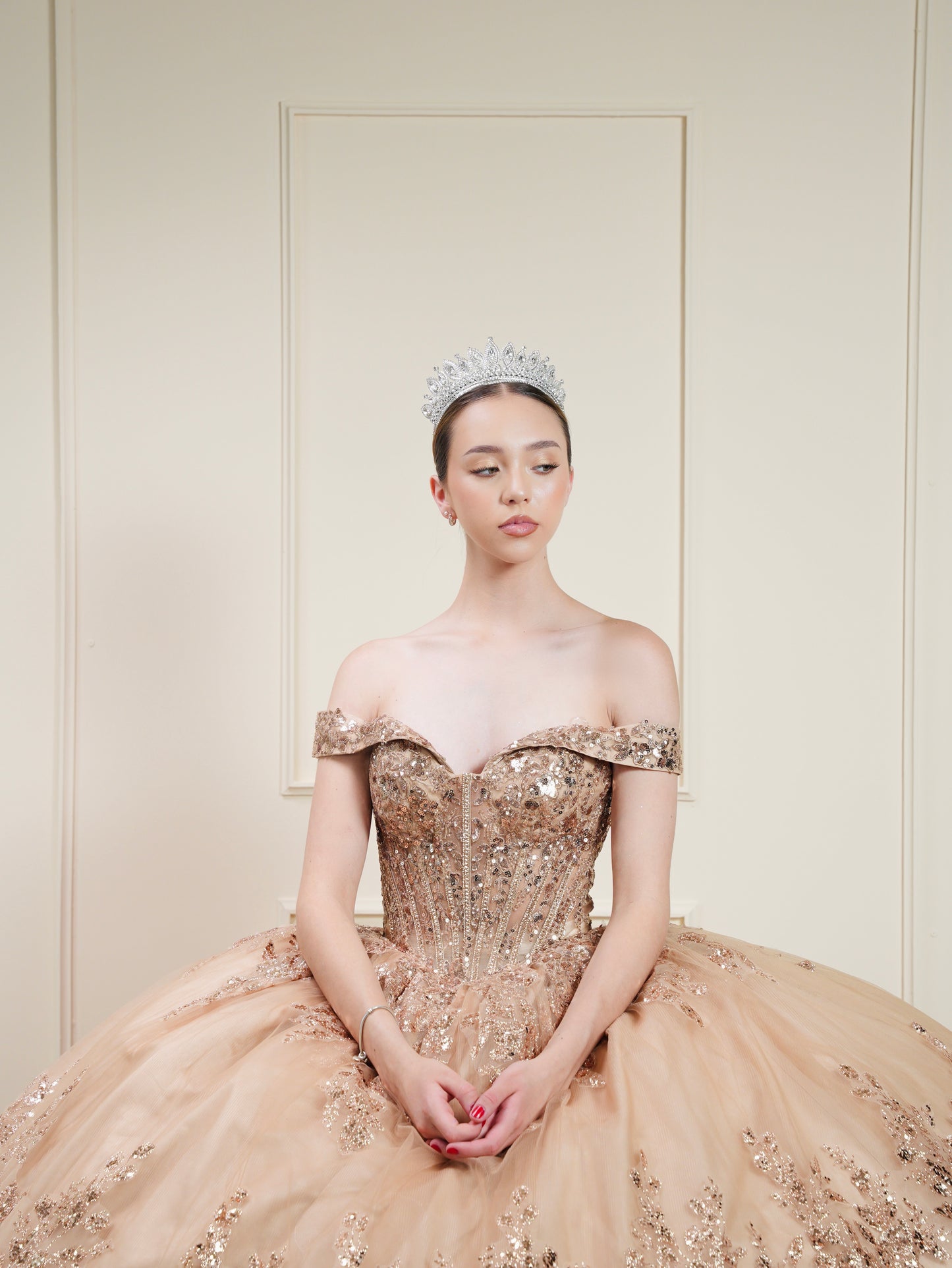 Vestido de XV Años Rose Gold con Glitter y Mangas Campesinas