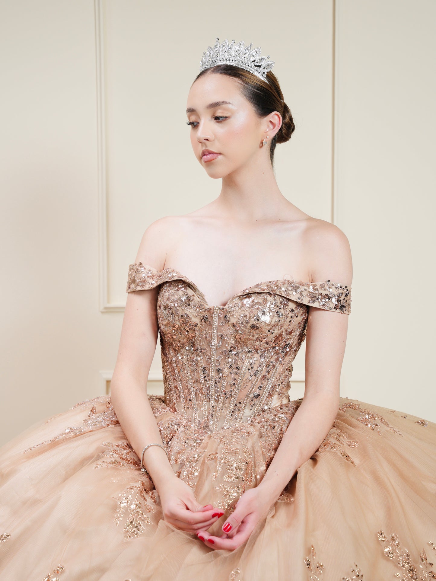 Vestido de XV Años Rose Gold con Glitter y Mangas Campesinas