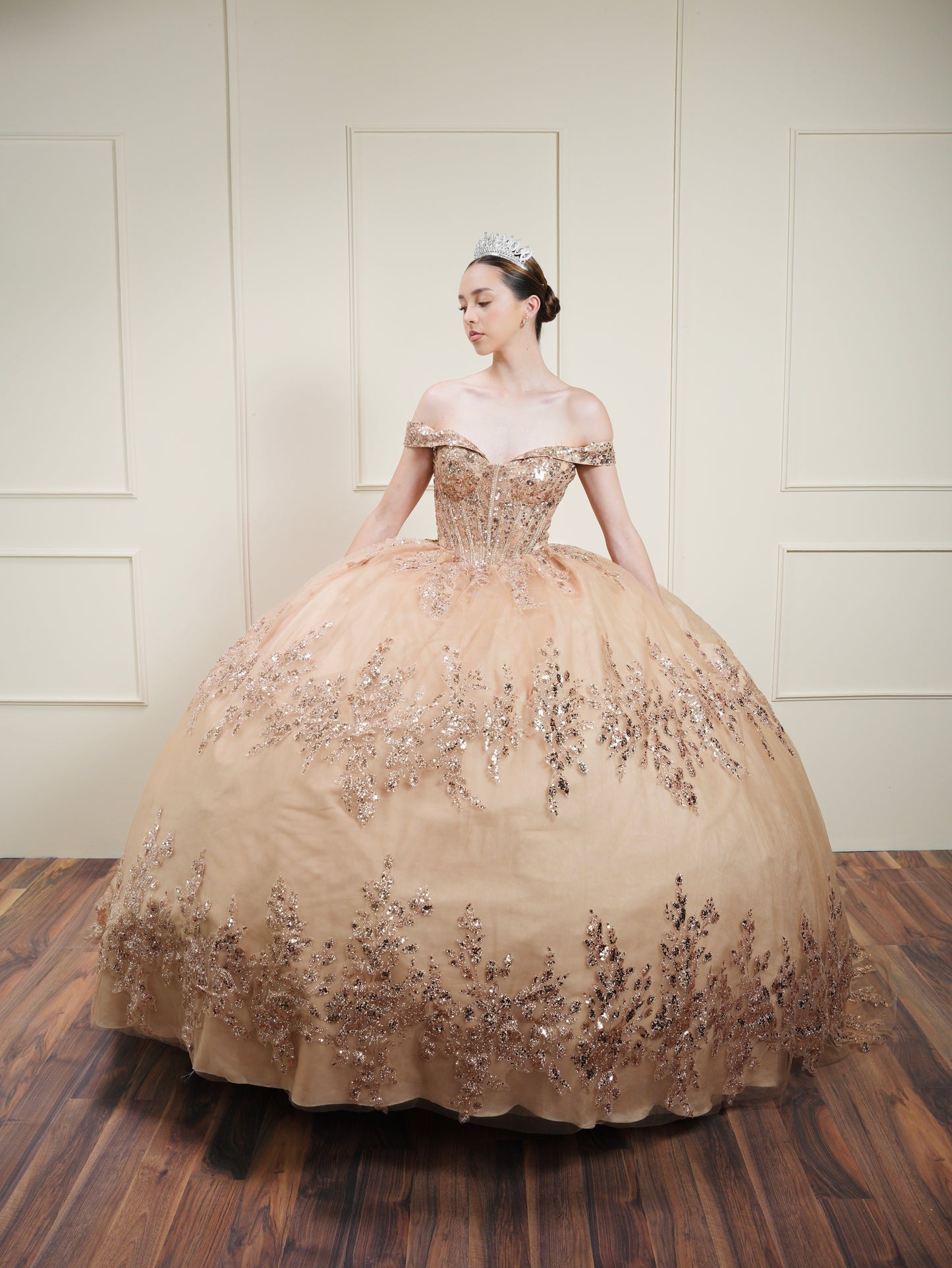 Vestido de XV Años Rose Gold con Glitter y Mangas Campesinas