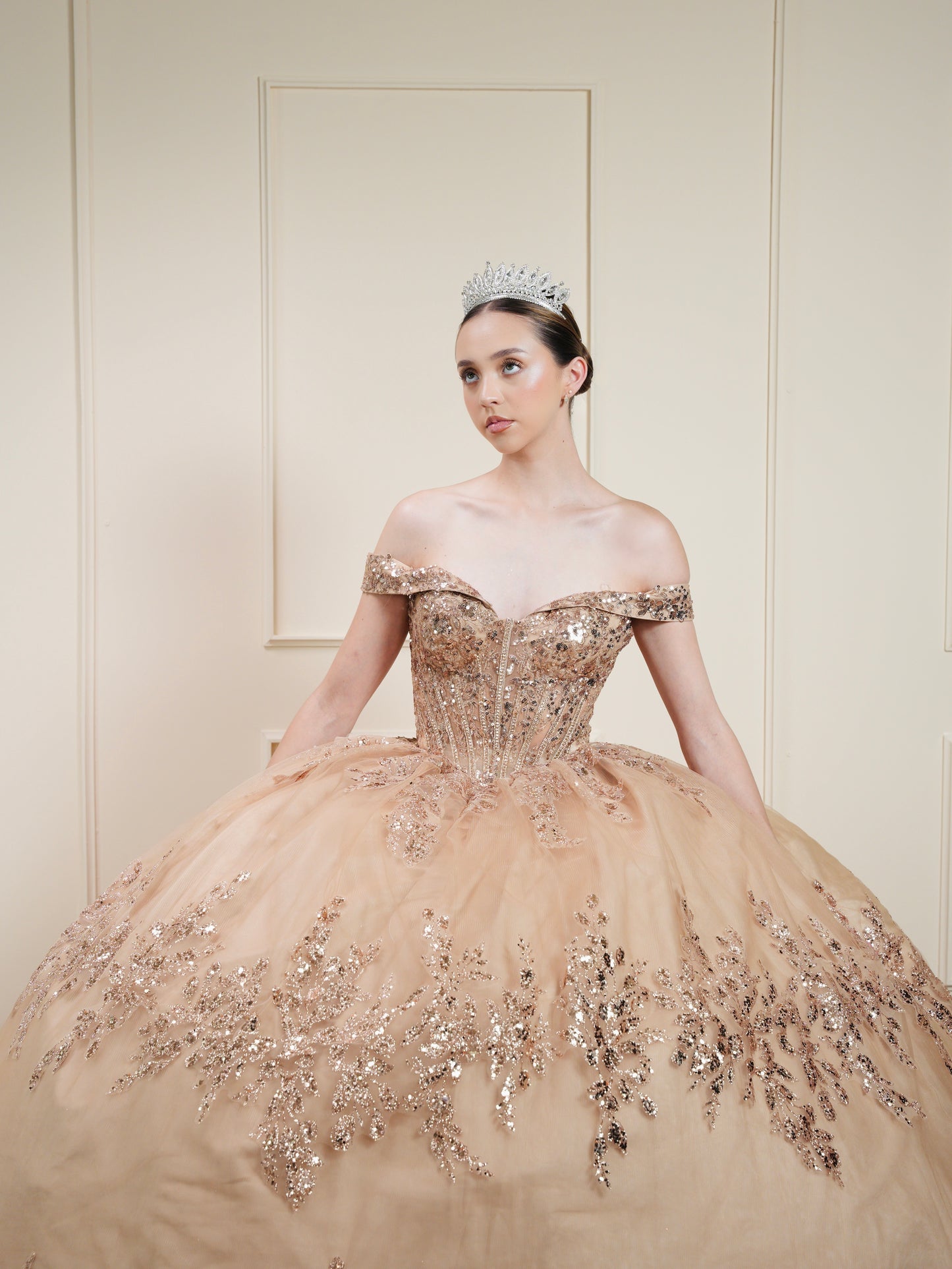 Vestido de XV Años Rose Gold con Glitter y Mangas Campesinas