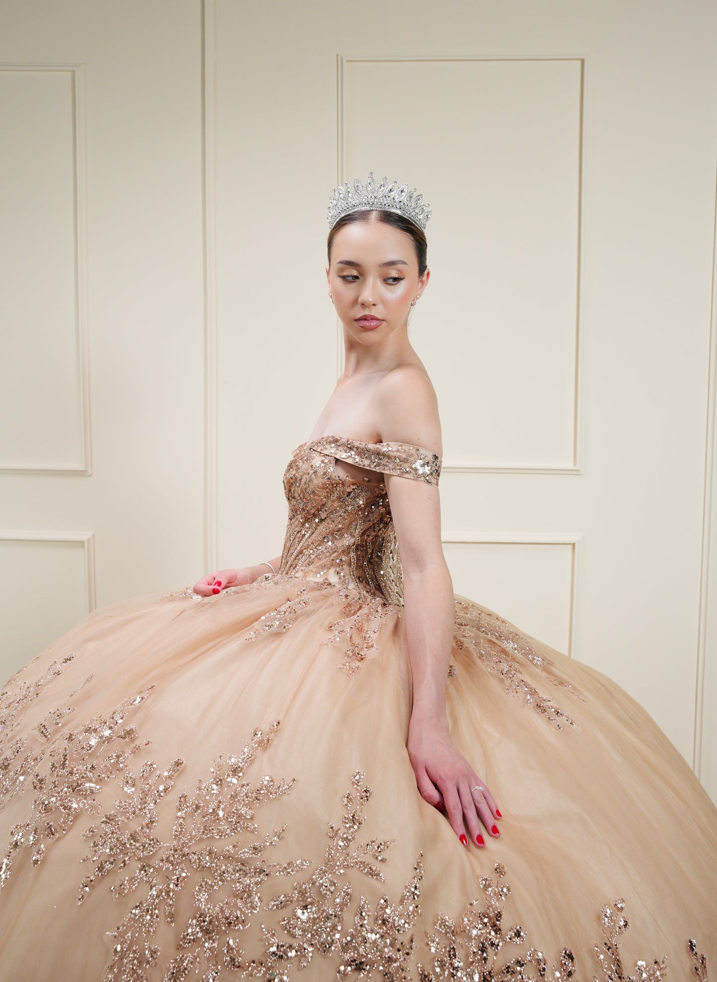 Vestido de XV Años Rose Gold con Glitter y Mangas Campesinas
