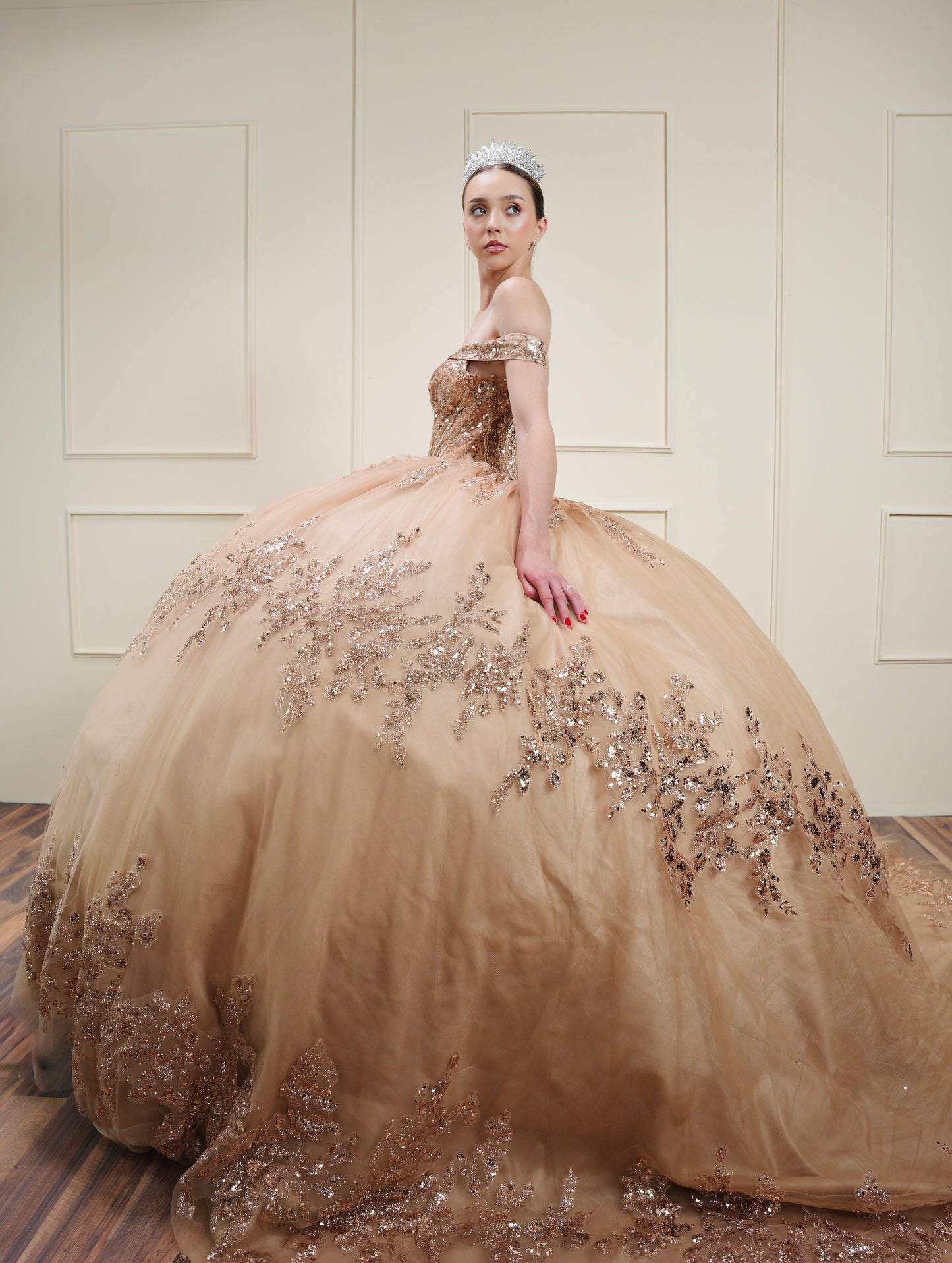 Vestido de XV Años Rose Gold con Glitter y Mangas Campesinas