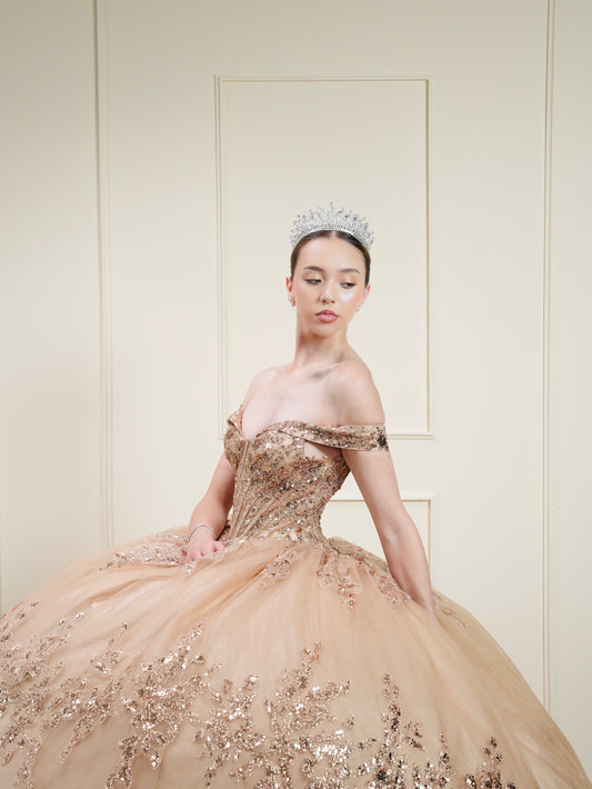 Vestido de XV Años Rose Gold con Glitter y Mangas Campesinas