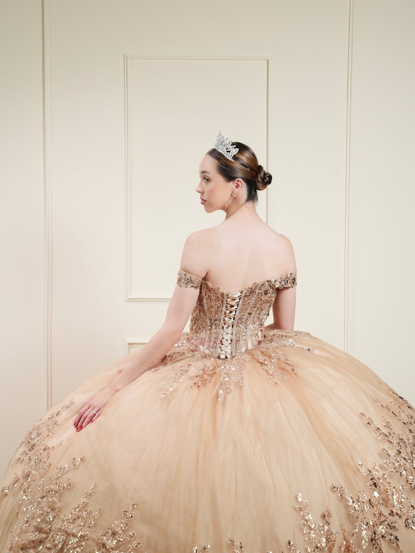 Vestido de XV Años Rose Gold con Glitter y Mangas Campesinas