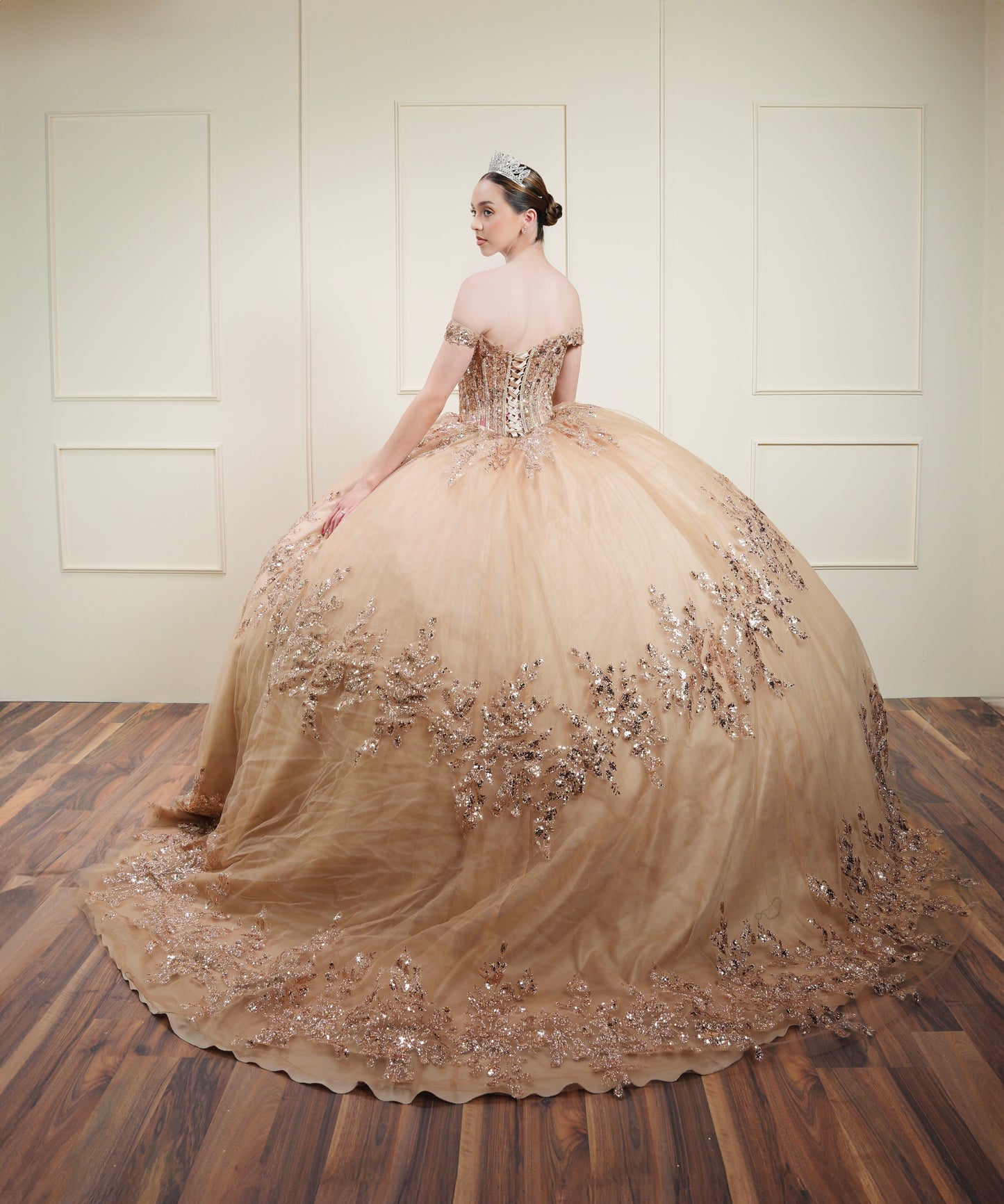 Vestido de XV Años Rose Gold con Glitter y Mangas Campesinas