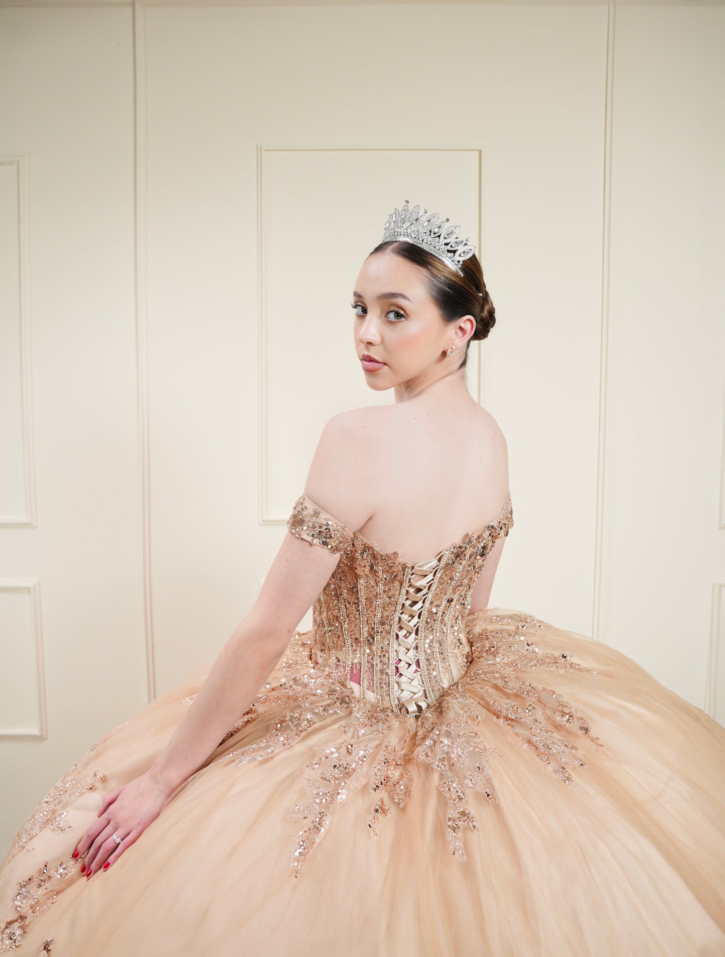 Vestido de XV Años Rose Gold con Glitter y Mangas Campesinas