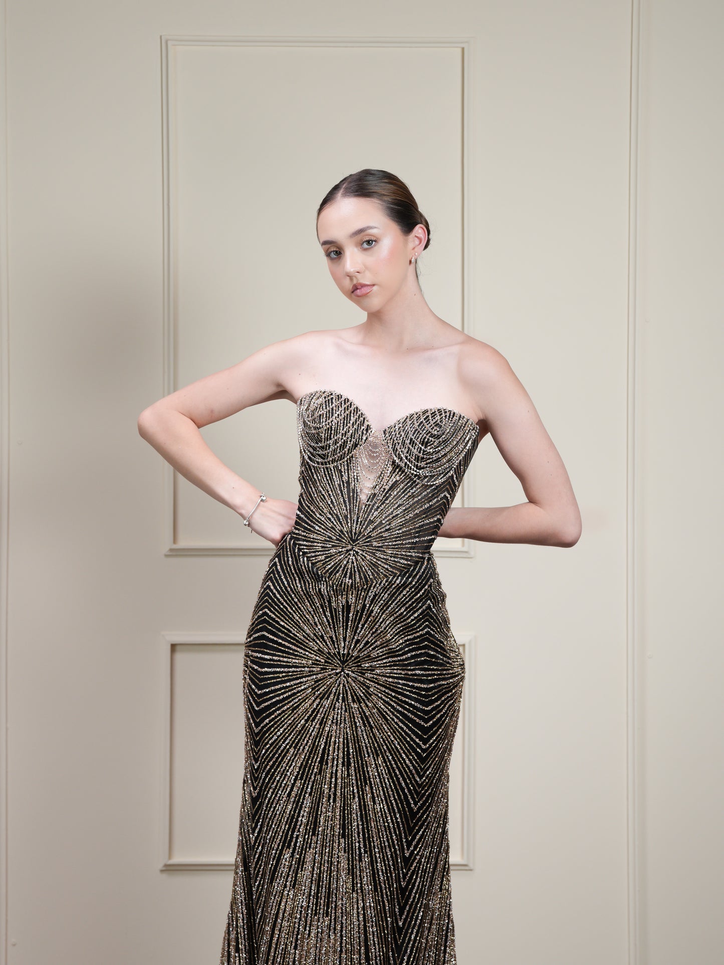 Vestido Straple Brilloso Cadenas en Copas