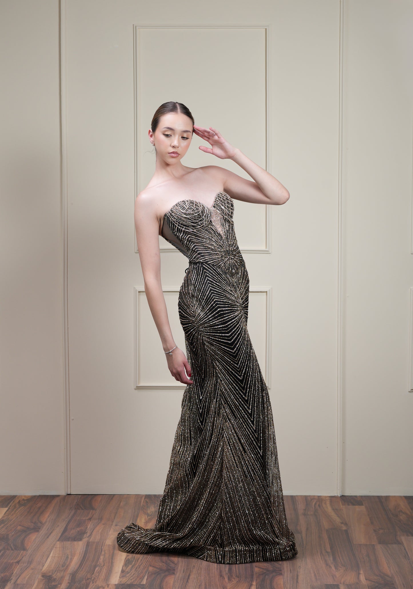 Vestido Straple Brilloso Cadenas en Copas